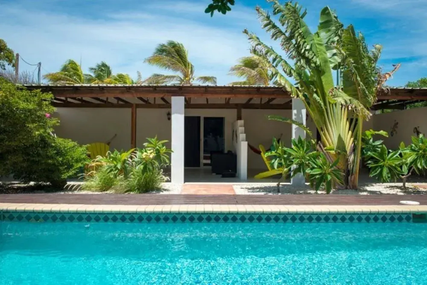 White Beach Apartments Palm Beach