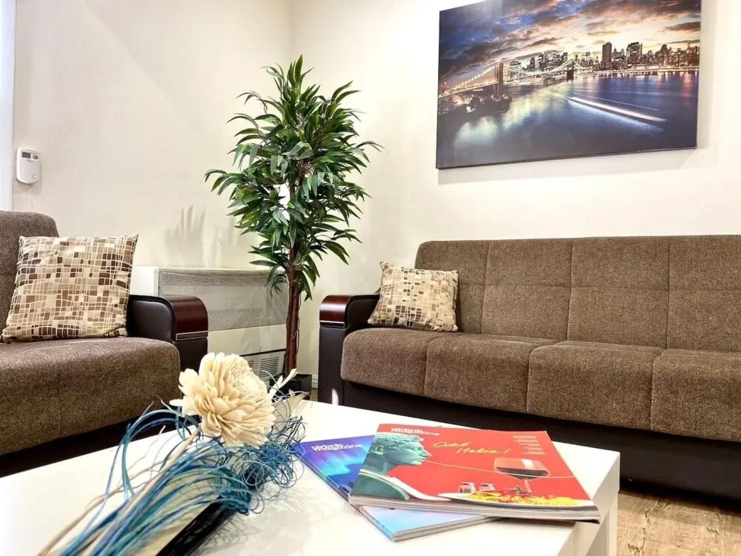 10 Min To The Beach! Perfect For A Family Or Friend Group. Self Check-in & Recently Renovated 2 Bedroom Apts by RedAwning