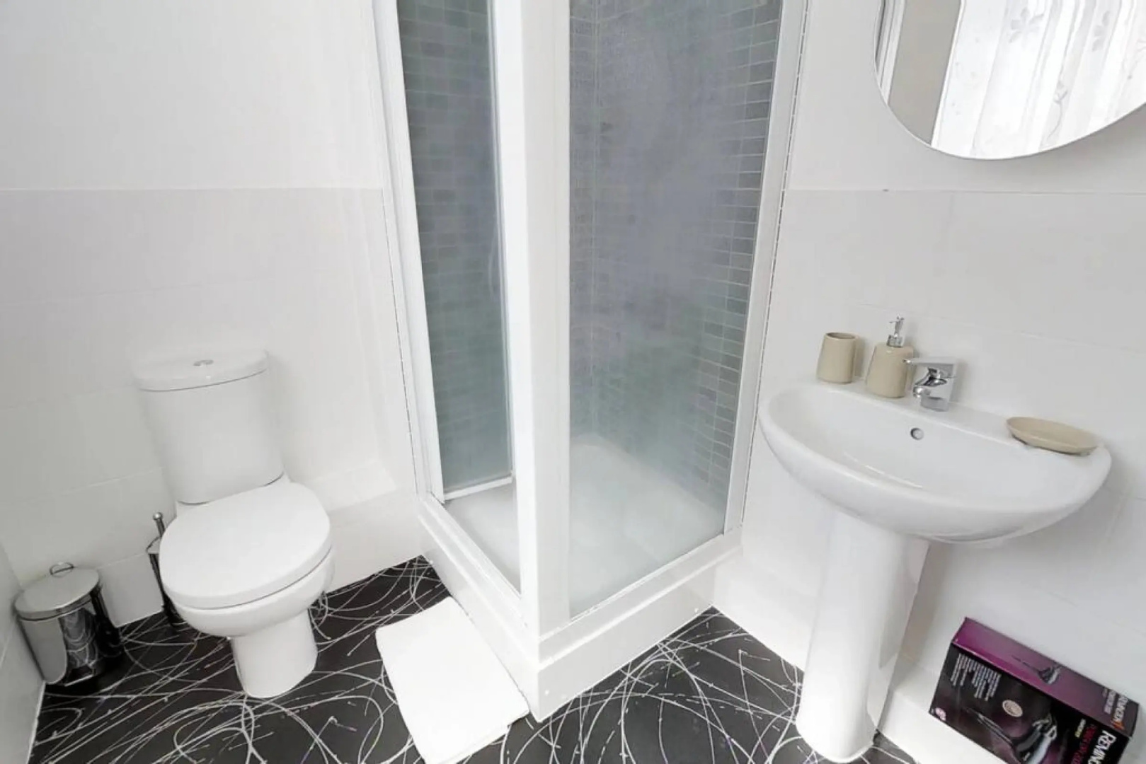 StayZo Cole Green Lane Accommodation- FREE Parking
