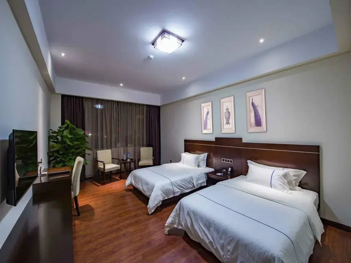 Yingjiang River Bian Chui Hotel