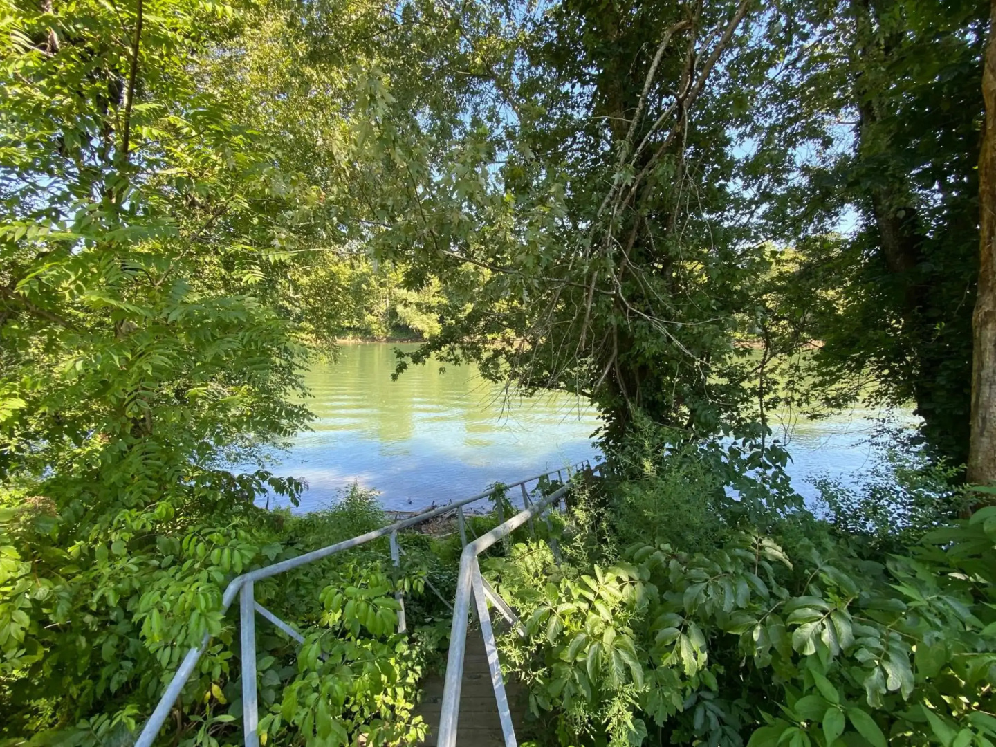 Riverfront Lodge