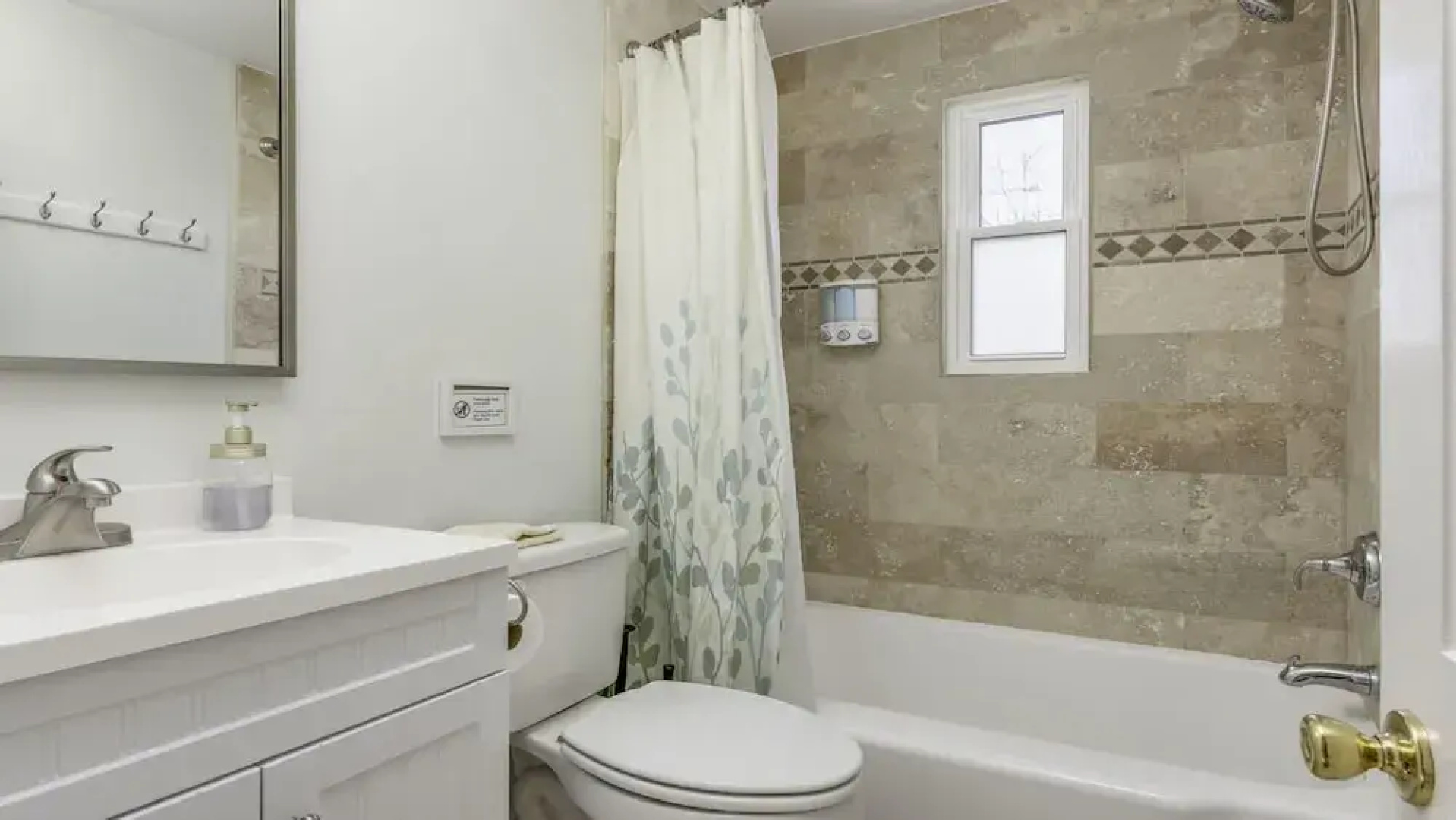 Spacious Colonial House in Alexandria | CozySuites