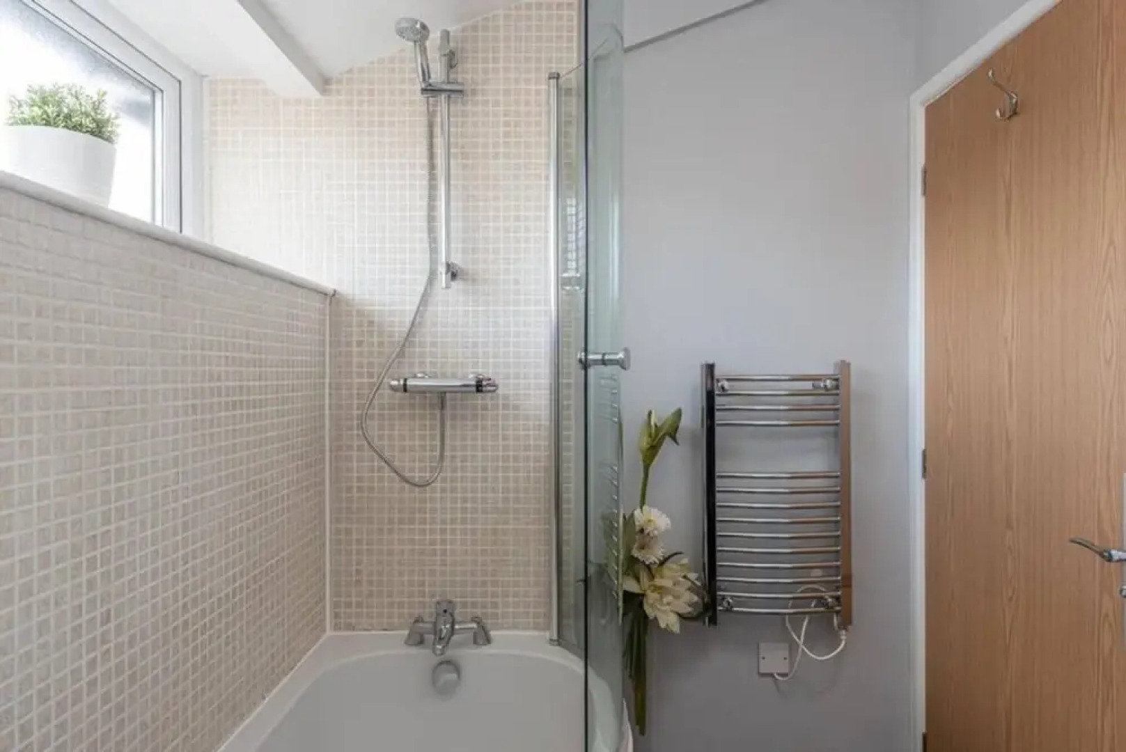 Riverside Balcony With Parking Minutes To Saltaire