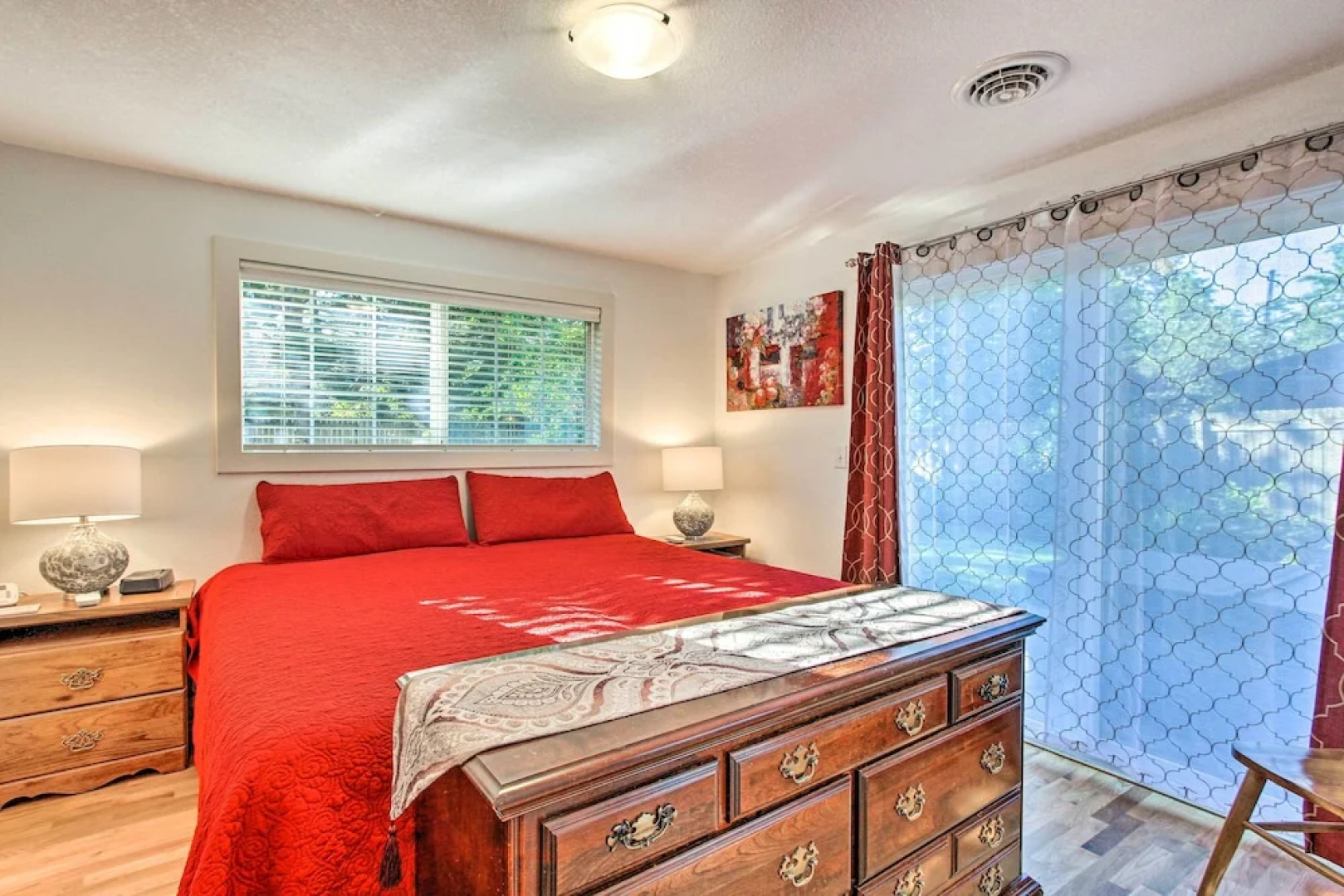 Eugene Retreat: Large Yard + Central Location