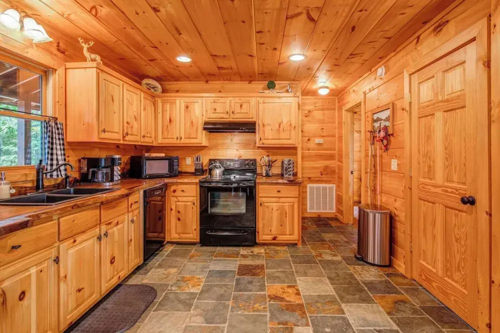 Gorgeous & Secluded 3 BDR Cabin in Mineral Bluff!