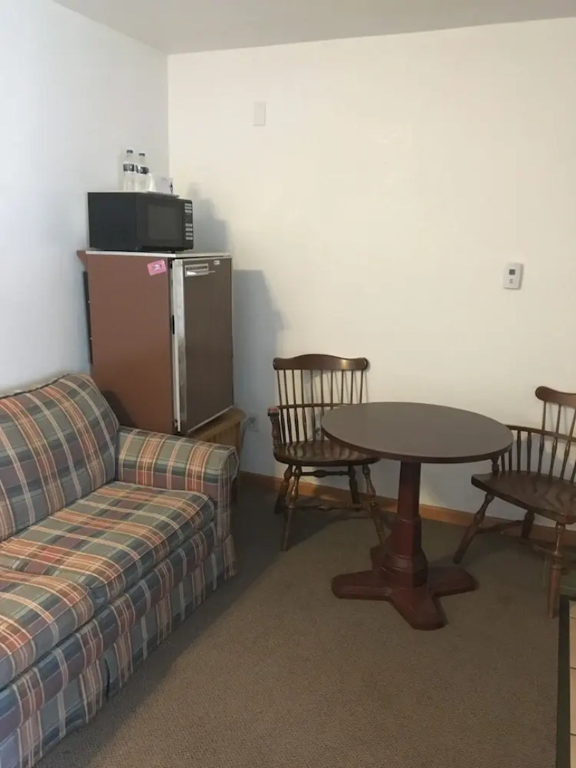 Scully's Manistee Outpost Motel