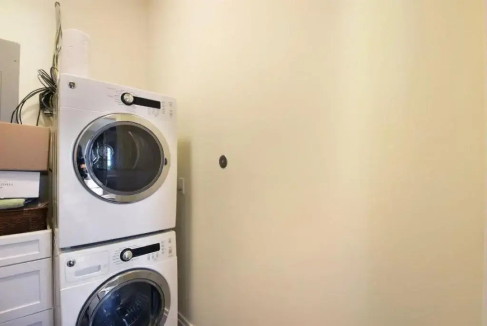 Pink House Modern 3bd 3ba Parking and Porch