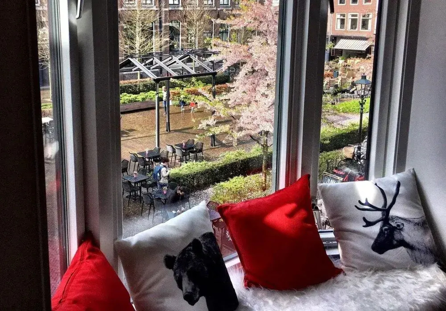 Apart Food and Drinks