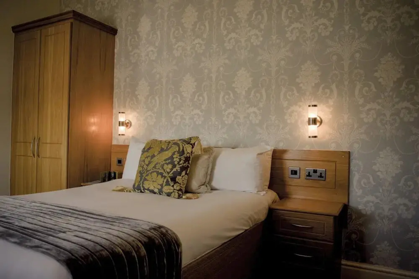 Shard Riverside Hotel, Bar & Restaurant