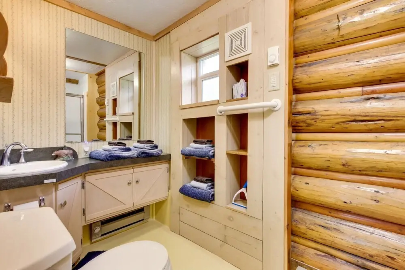 Creekside Silver Gate Getaway w/ Fireplace!