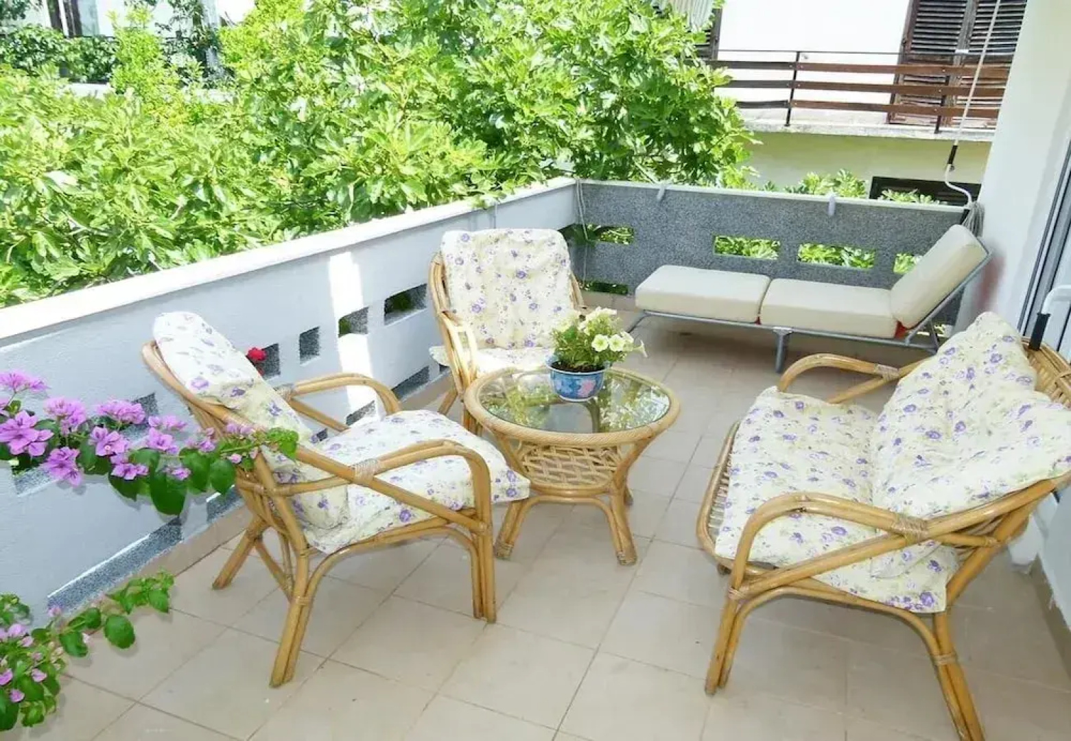 Zeljko - With Nice Garden - H