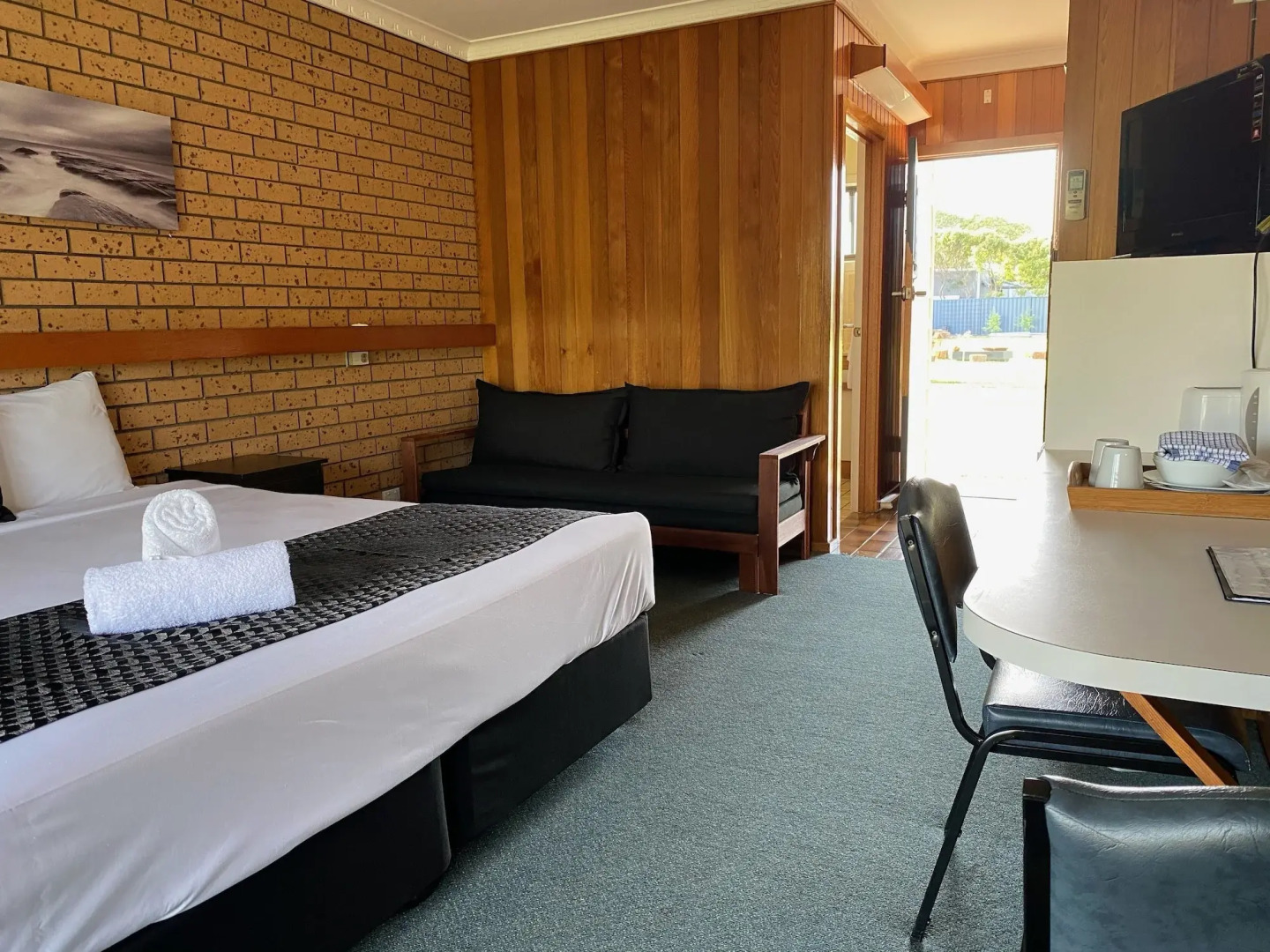 Lakeside Motel Waterfront