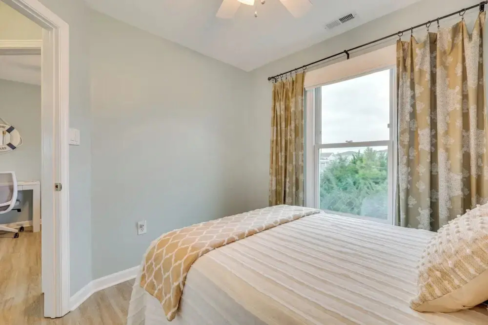 Walk to Shore: Multi-deck Townhome in Kure Beach!