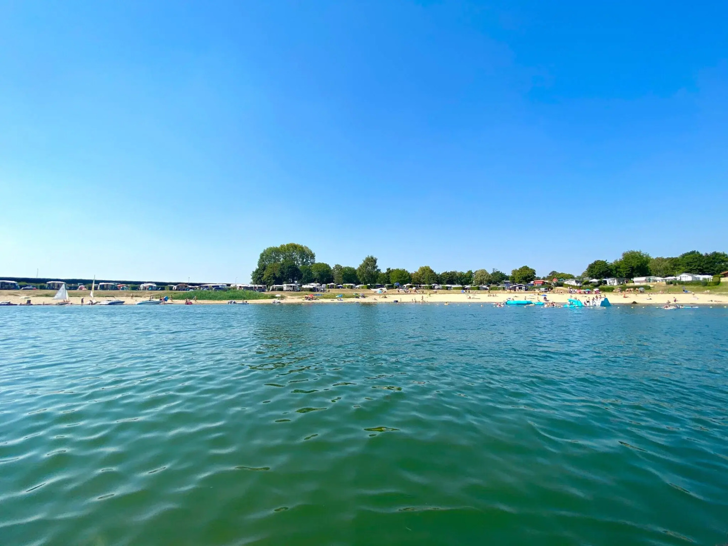 Wellness chalet with a sauna, in a holiday park directly on a recreational lake