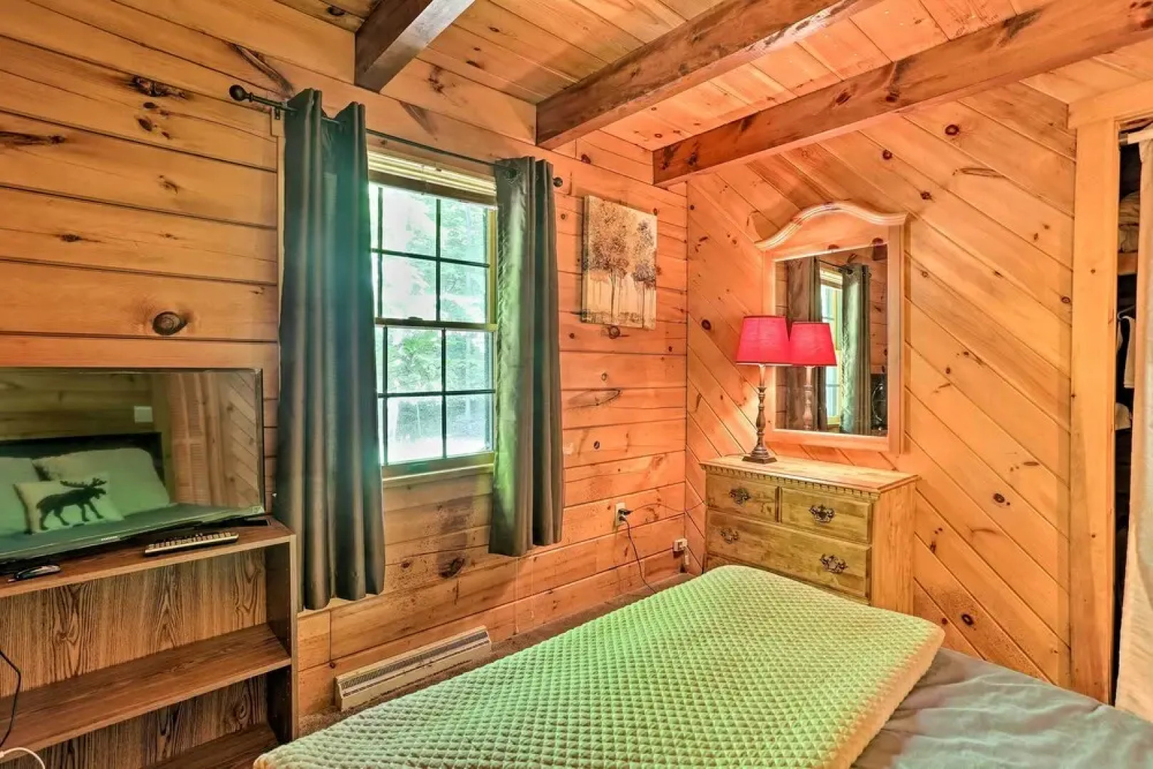 Spacious Cabin, 1 Block to Locust Lake Beach!