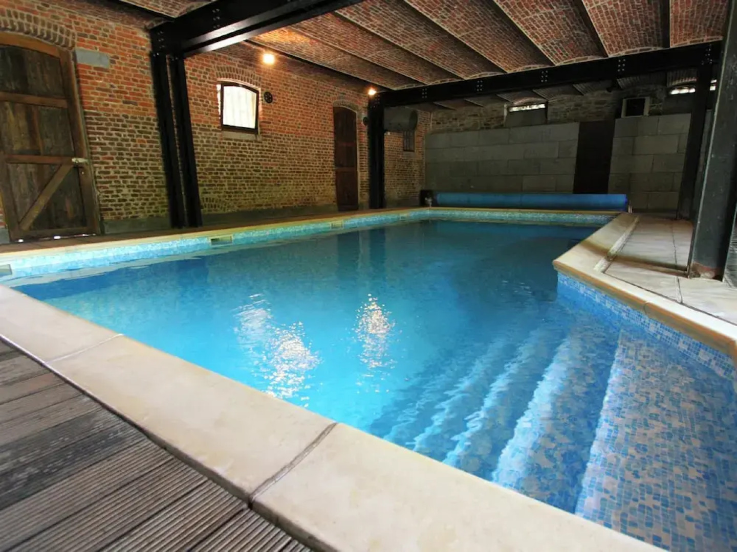 Mansion With Pool, Neblon