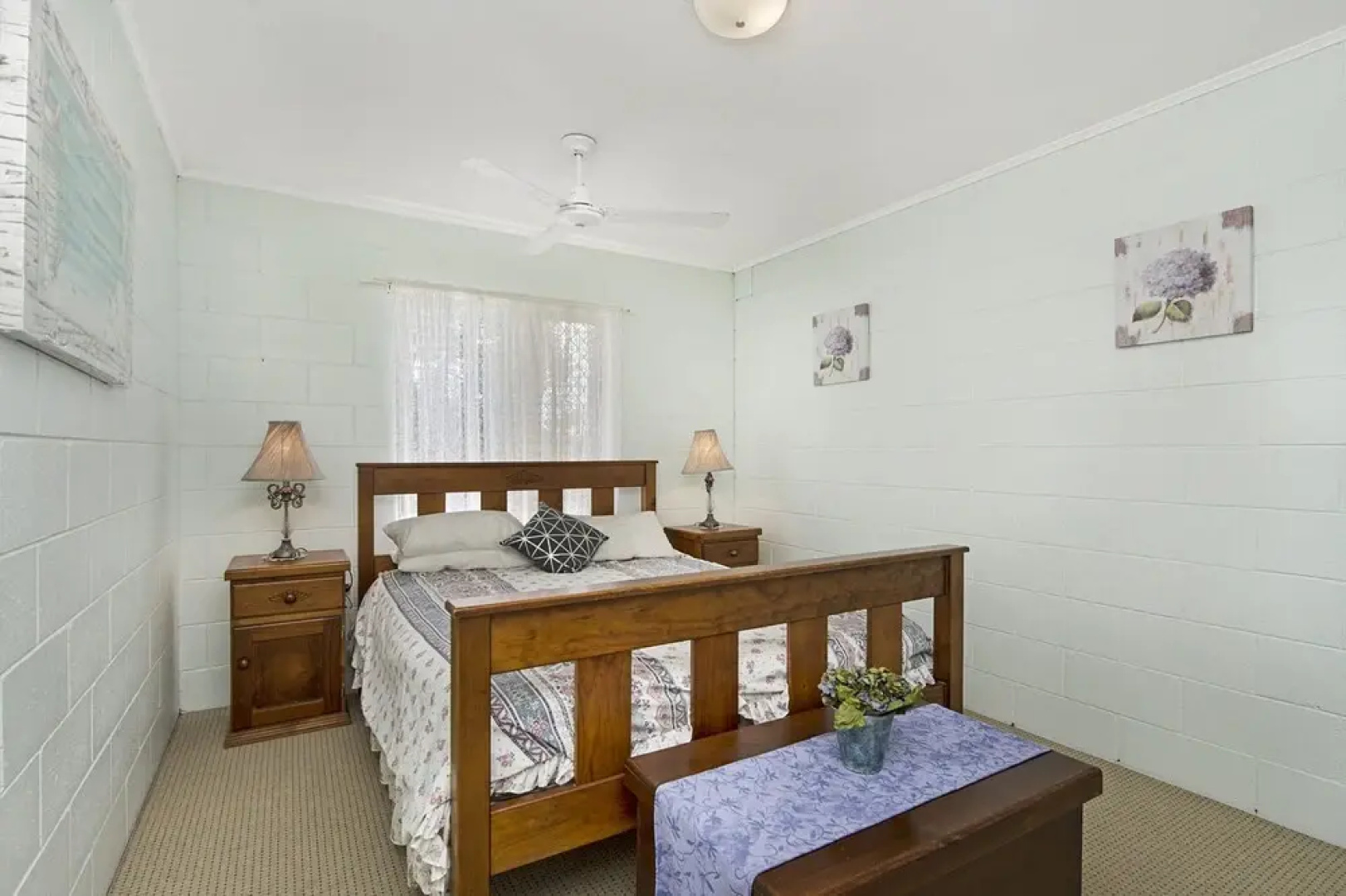 First floor unit close to shops, park and waterfront!