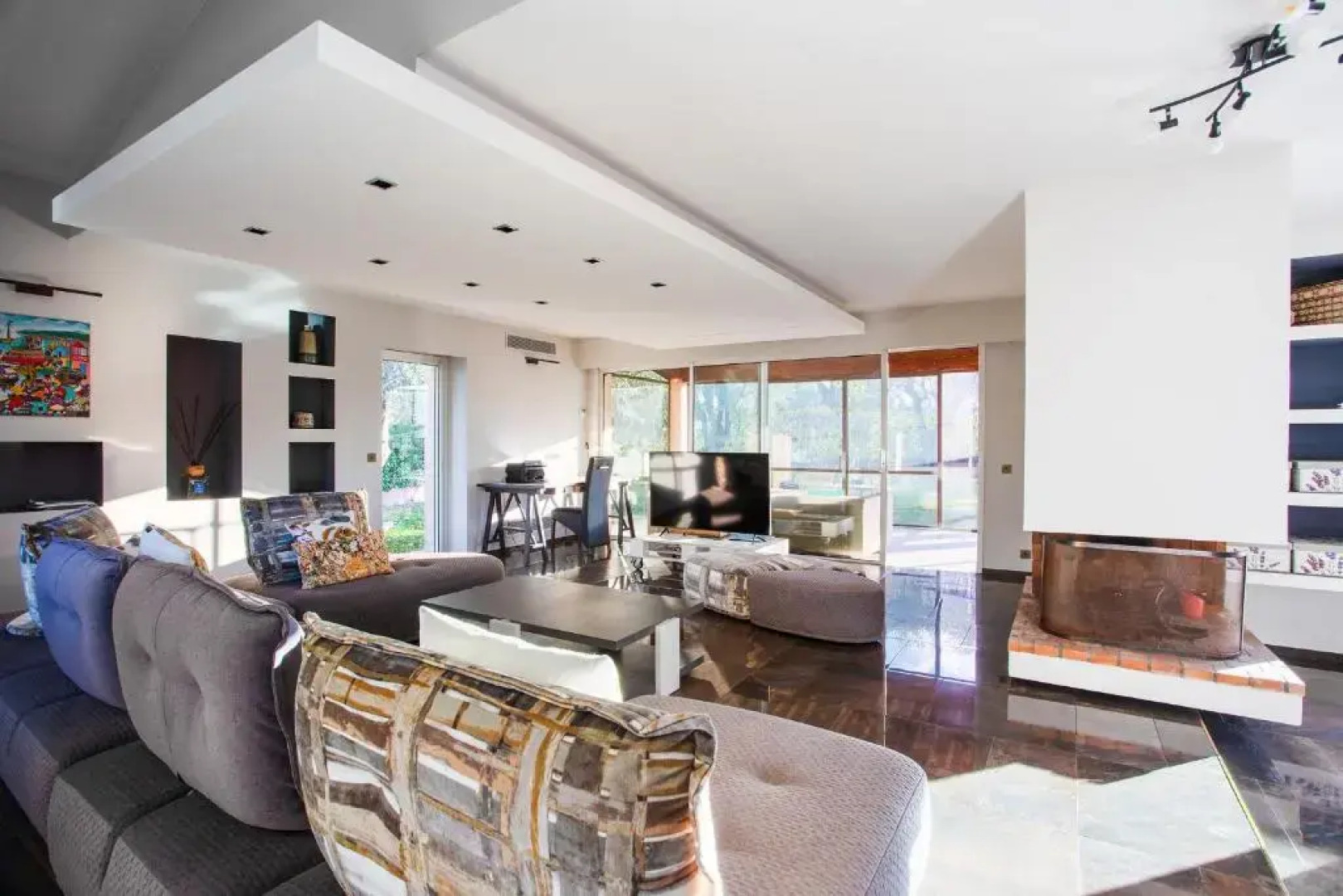 Serene Luxurious Hillside Villa Near Cannes