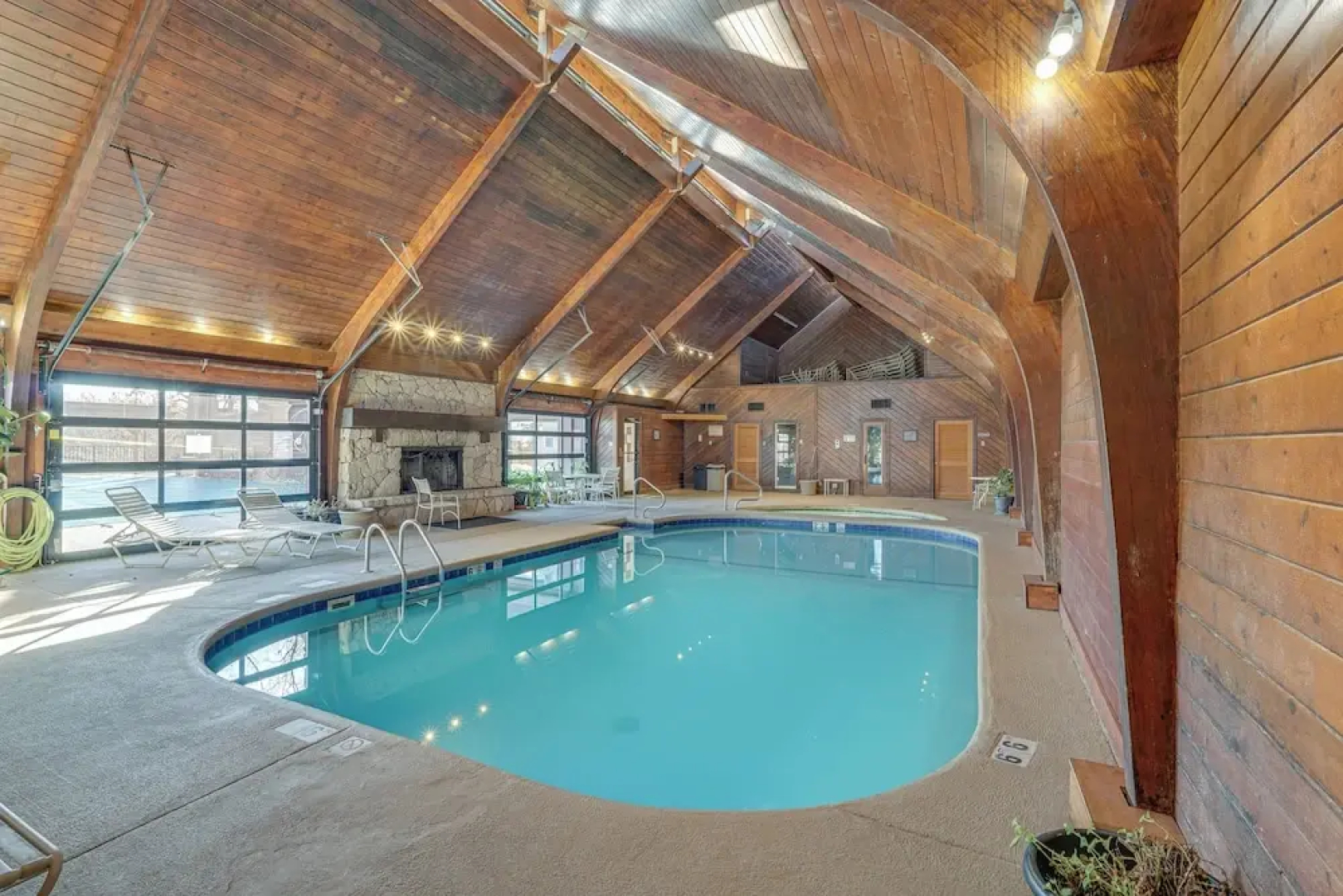 Lakefront Condo w/ Resort Amenities in Osage Beach