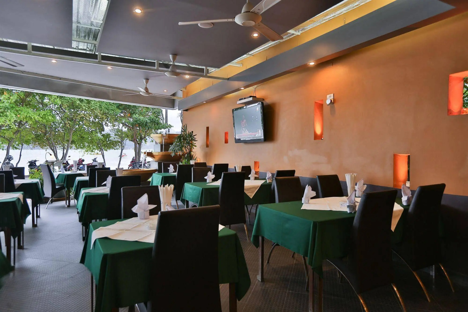 The Front Hotel and Apartment