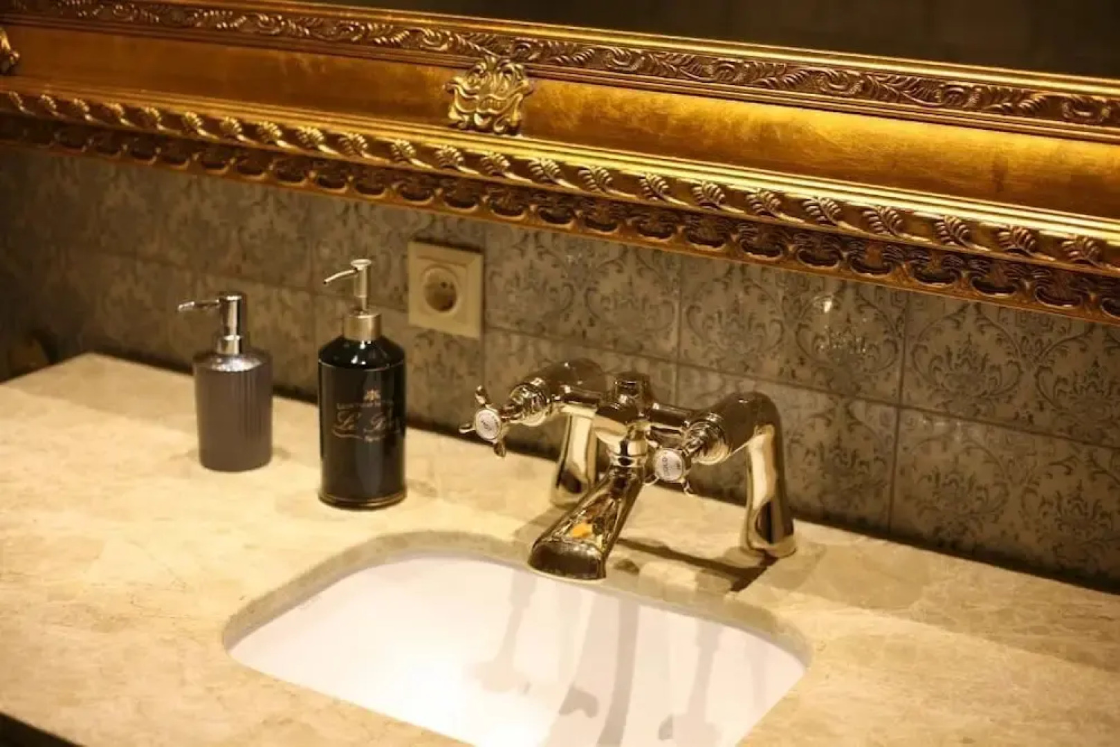 Lake & Library Hotel