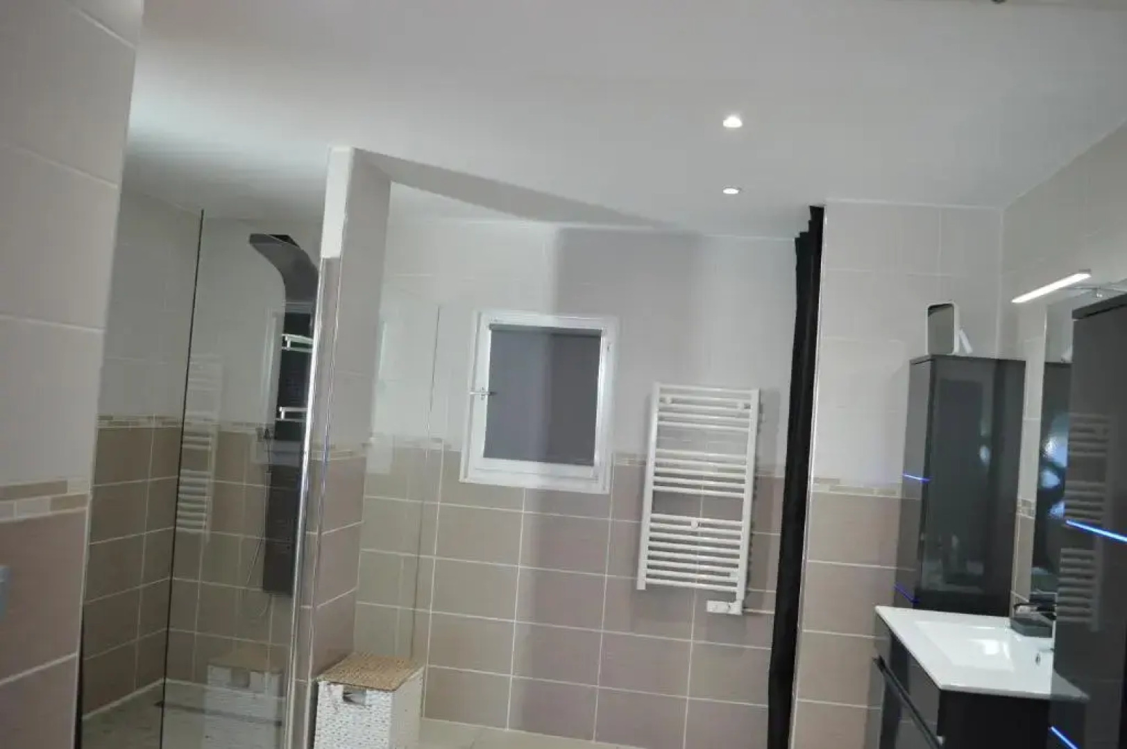 Appartement spacieux 10 mn plage wifi stationnement