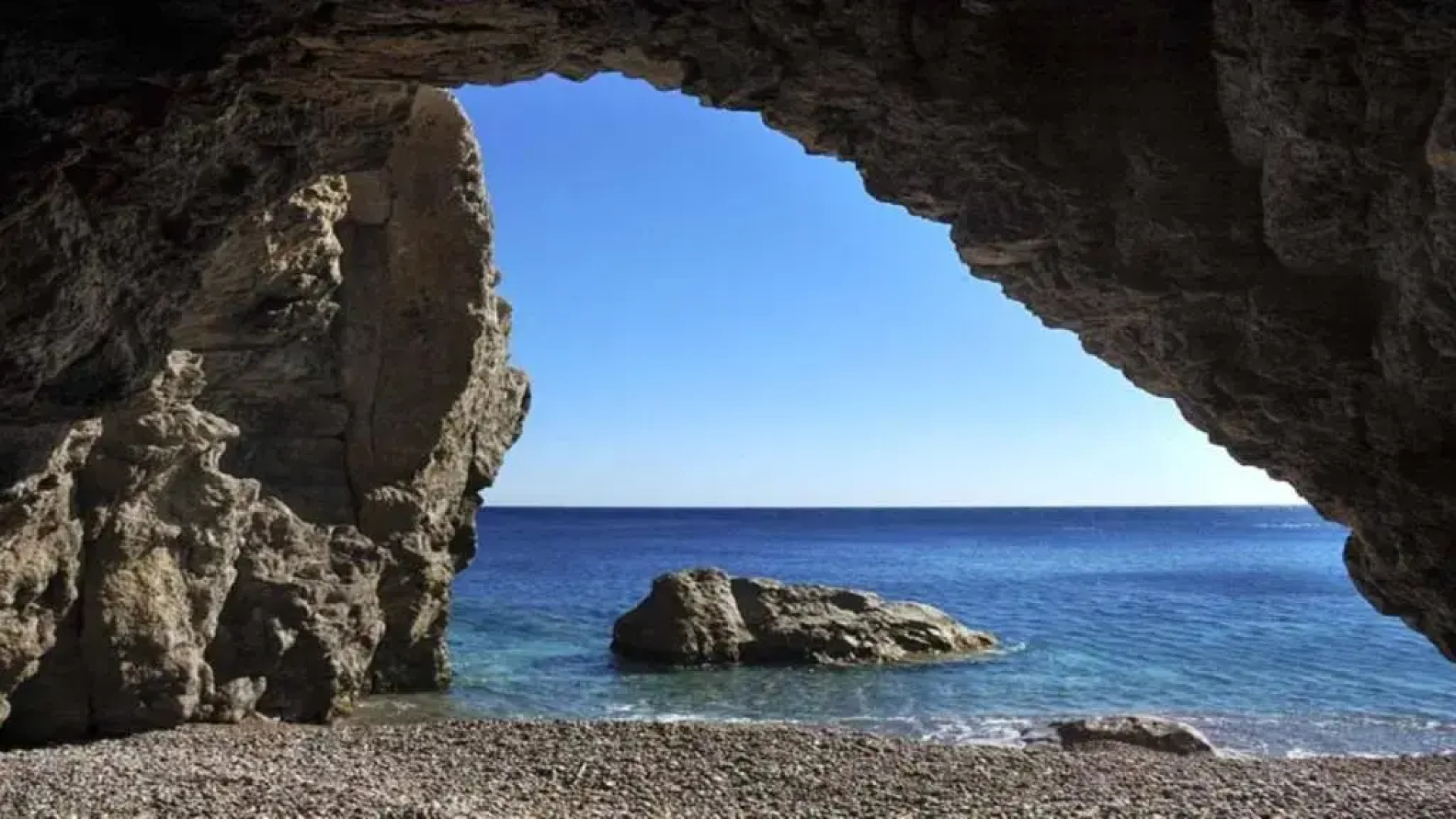 2 min drive to Haraki Beach & 10 to Lindos