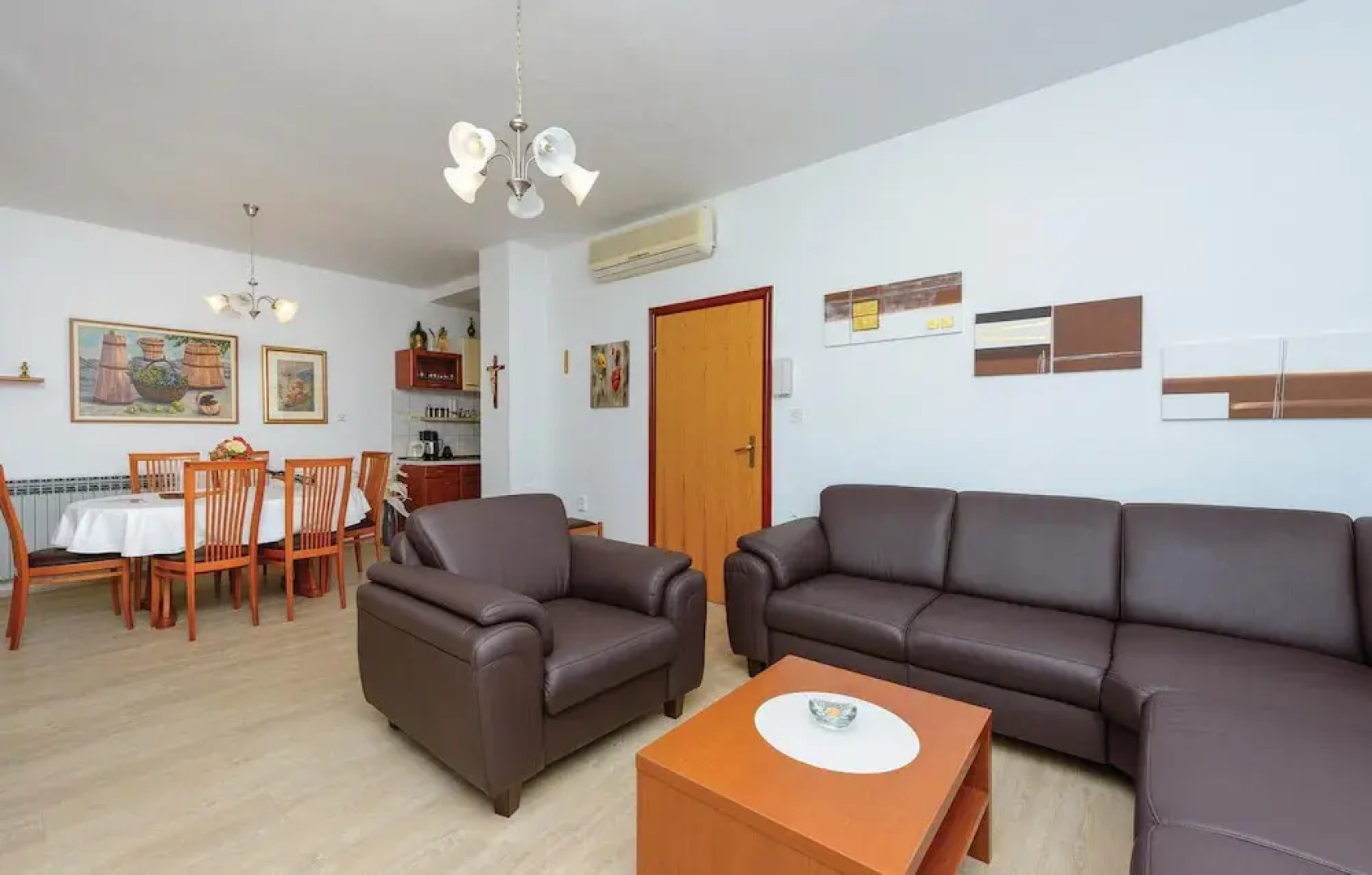 Stunning Home in Mocici With Wifi and 4 Bedrooms