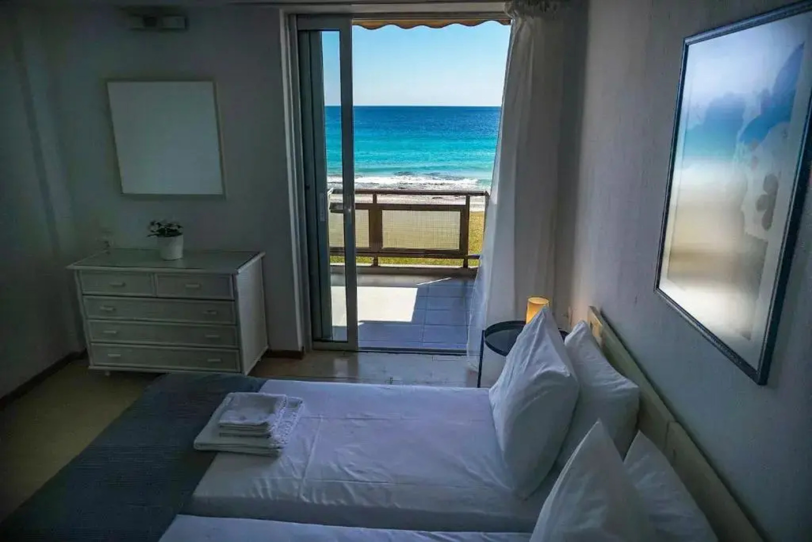 Sunny Bay, beachfront 1-bdrm apartment