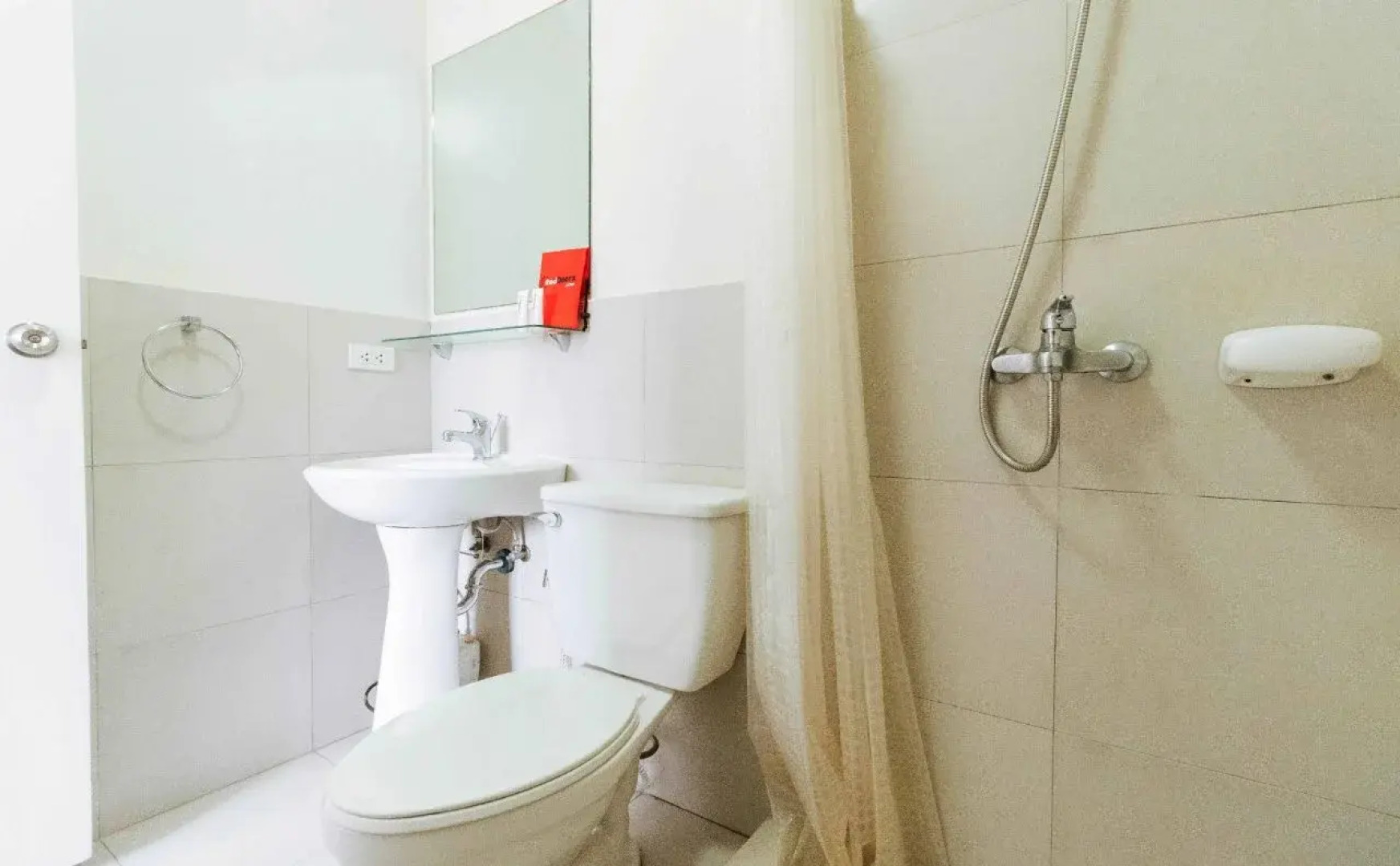 RedDoorz Plus near Capitol Commons