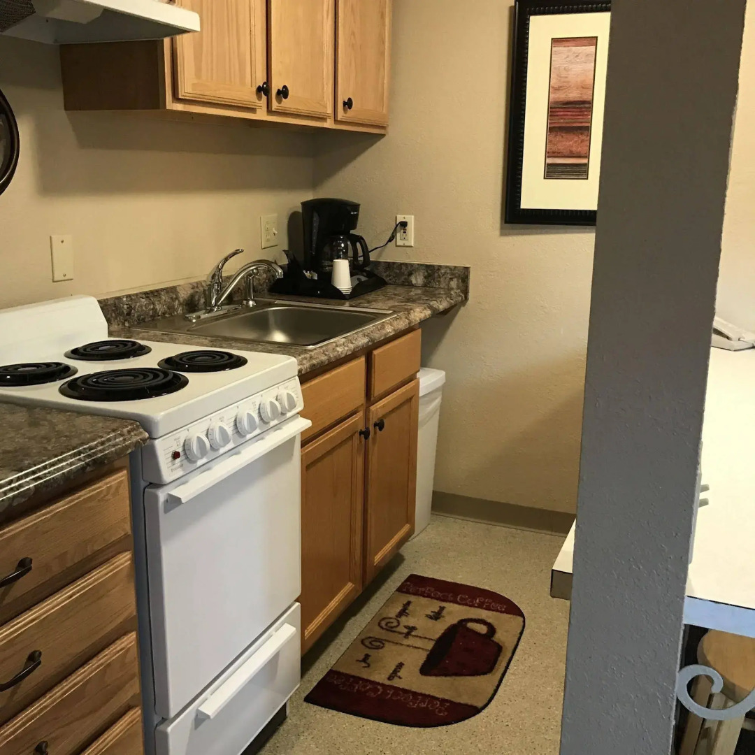 Lakeshore Inn & Suites