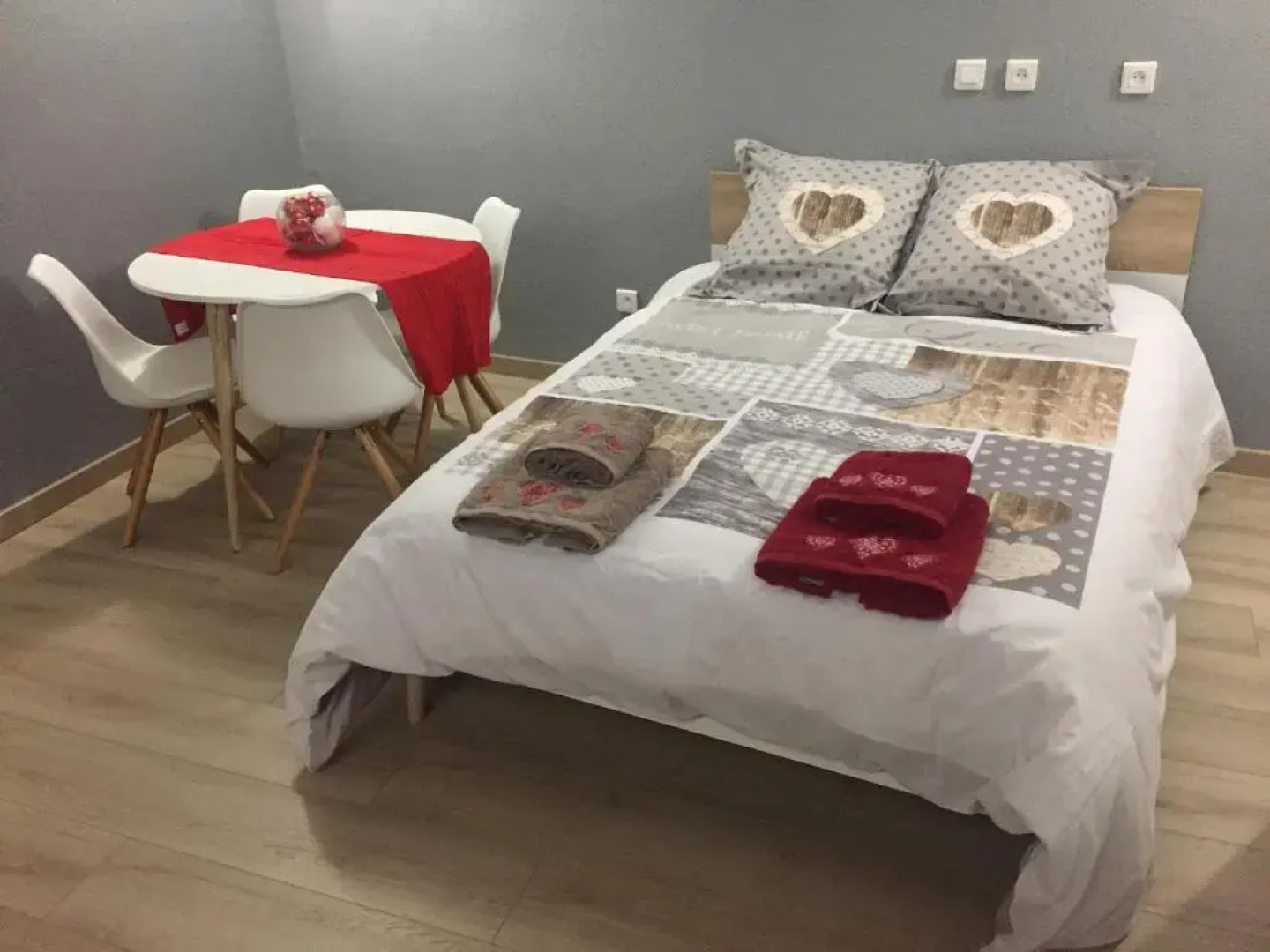 Grande Chambre climatisée chez Xavier