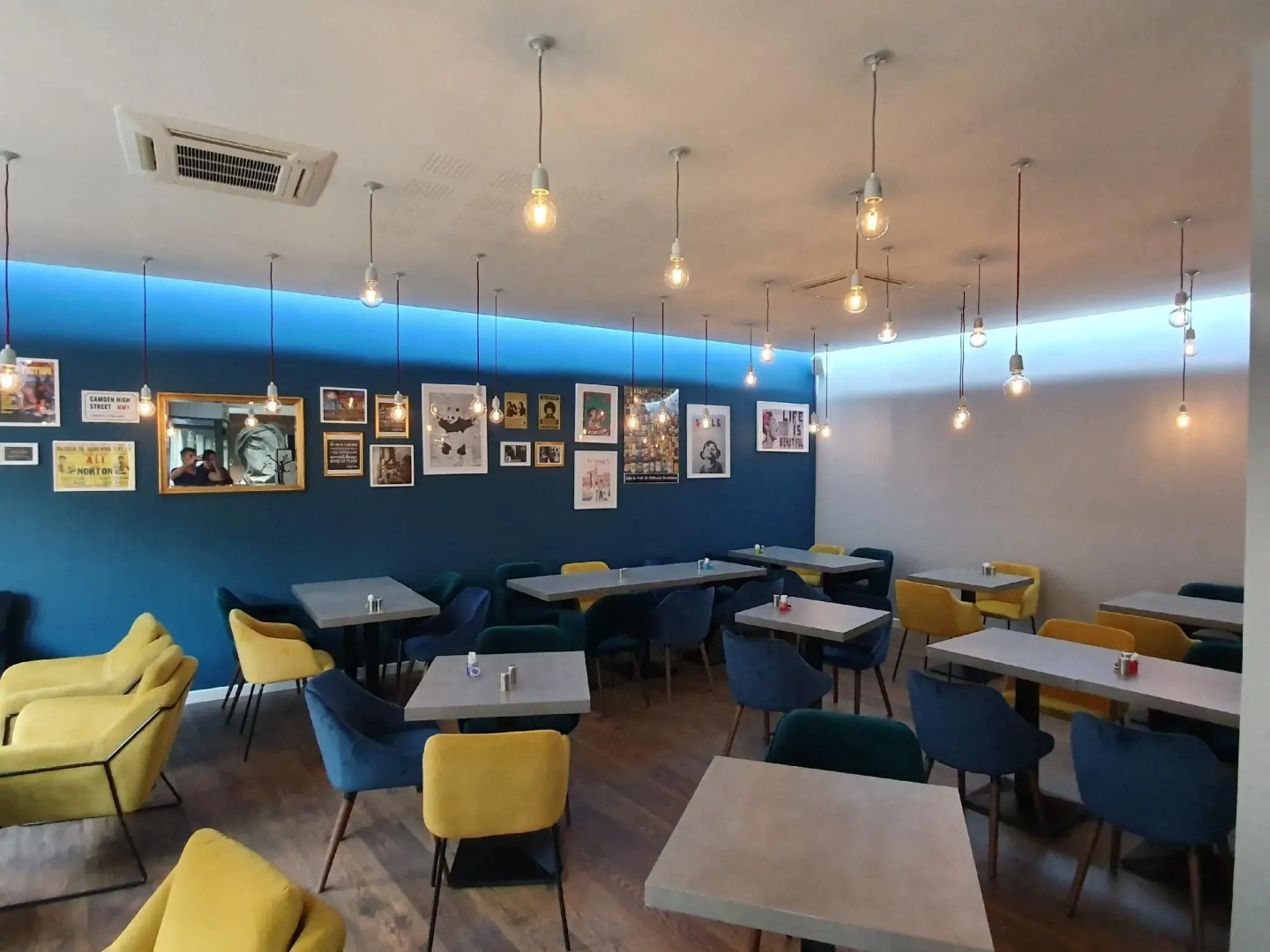 Hôtel Holidays & Work