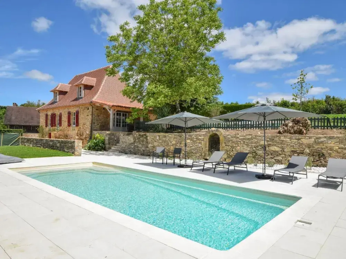 Hilltop Cottage With Pool