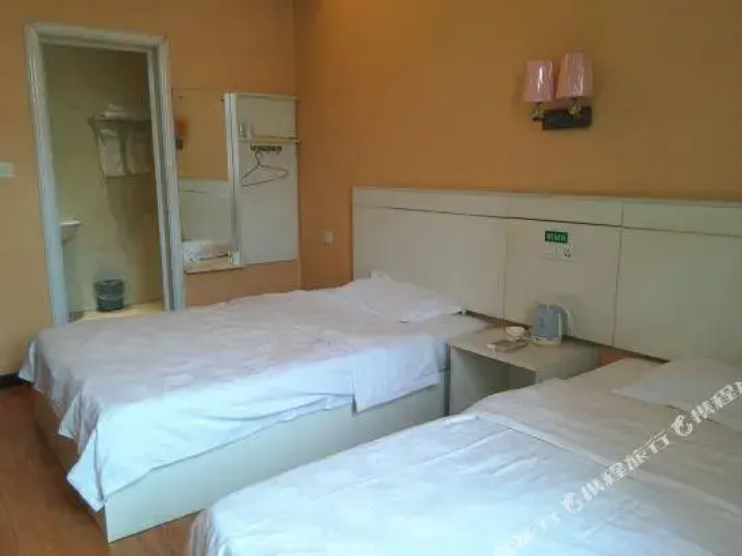 Zhongxiang Shenzhou Inn