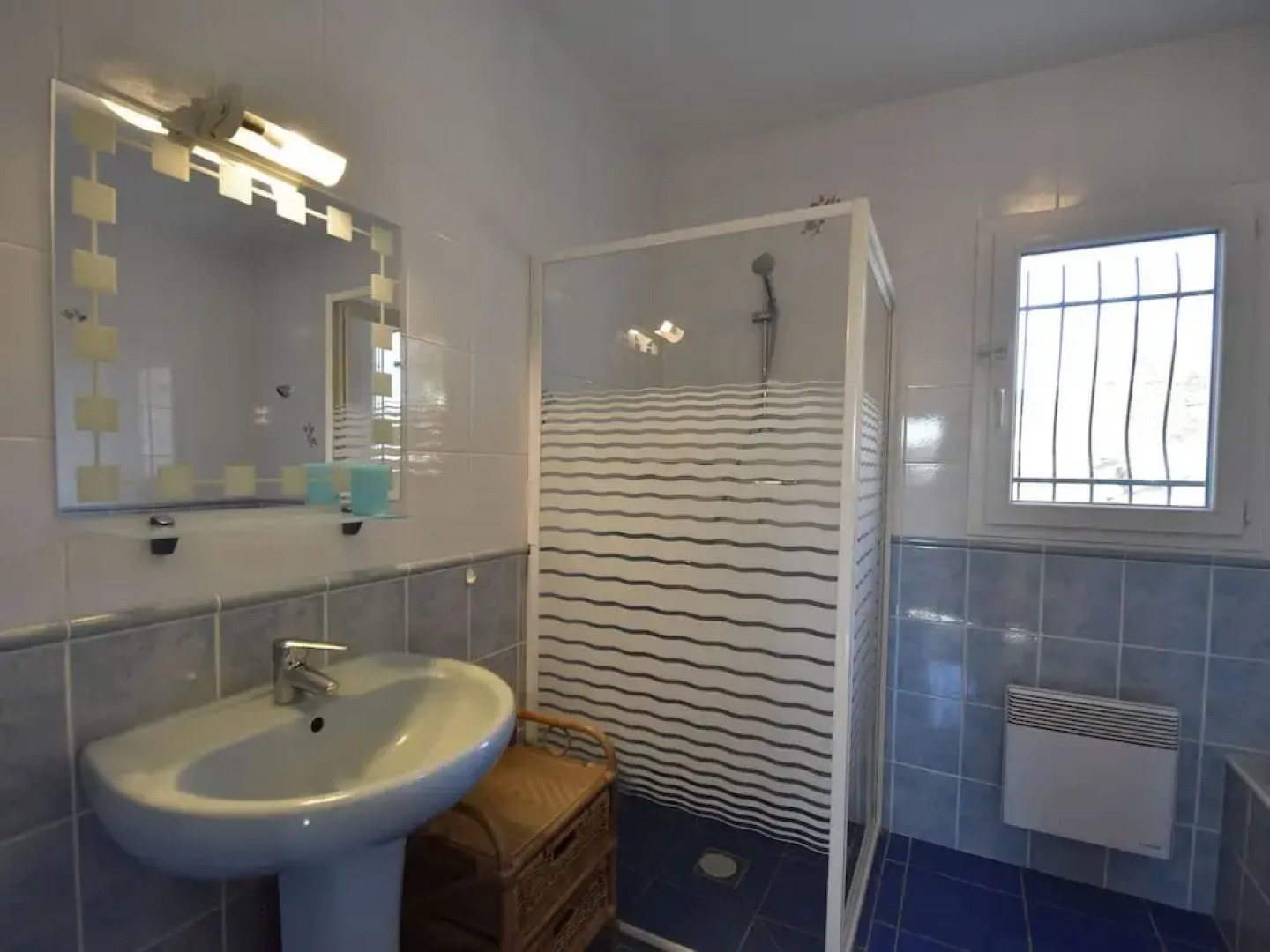 Air-conditioned villa with heated pool, guesthouse and stunning views