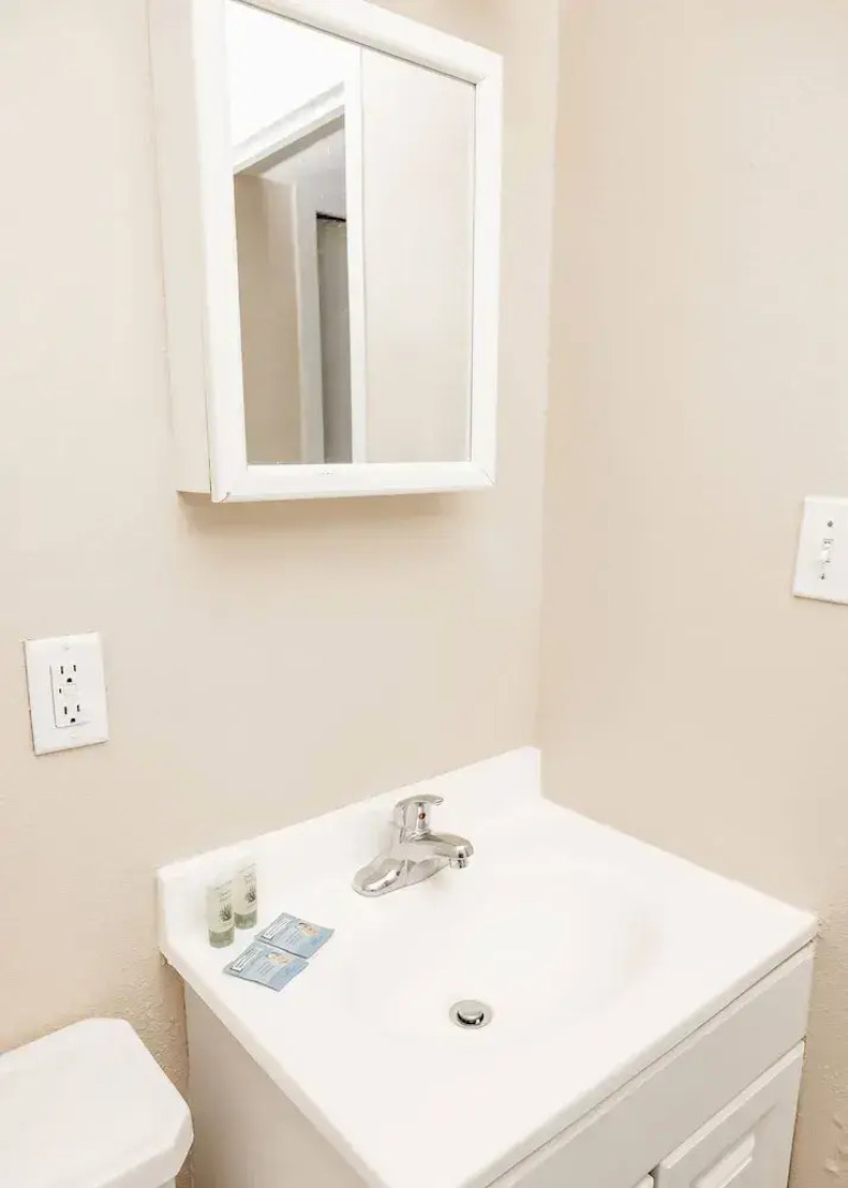 Convenient Apt W/shopping, Dining & Freeways