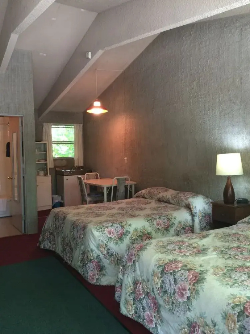 Tunnel Lake Trading Post & Motel