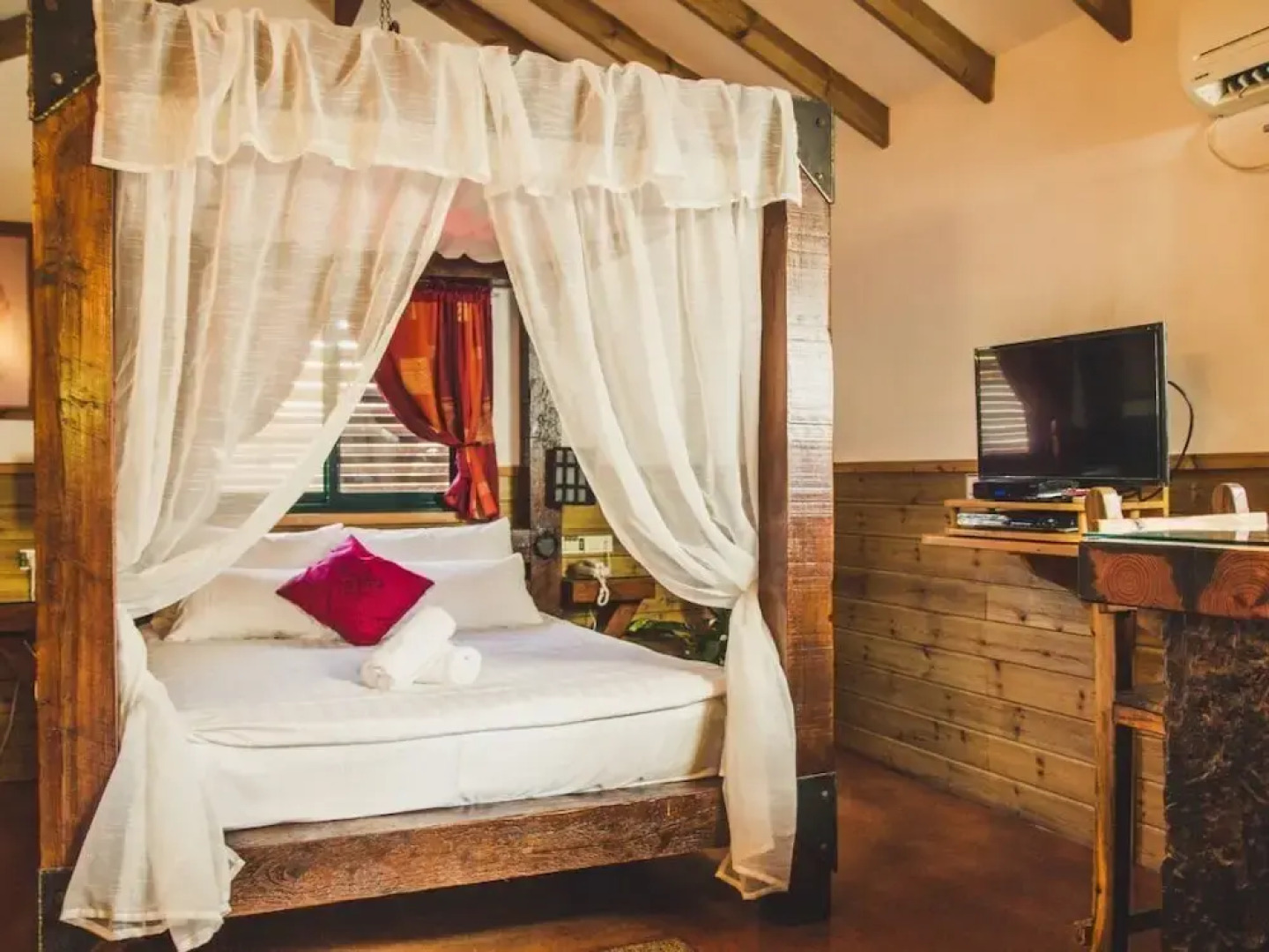 Neve Bar boutique hotel in the village