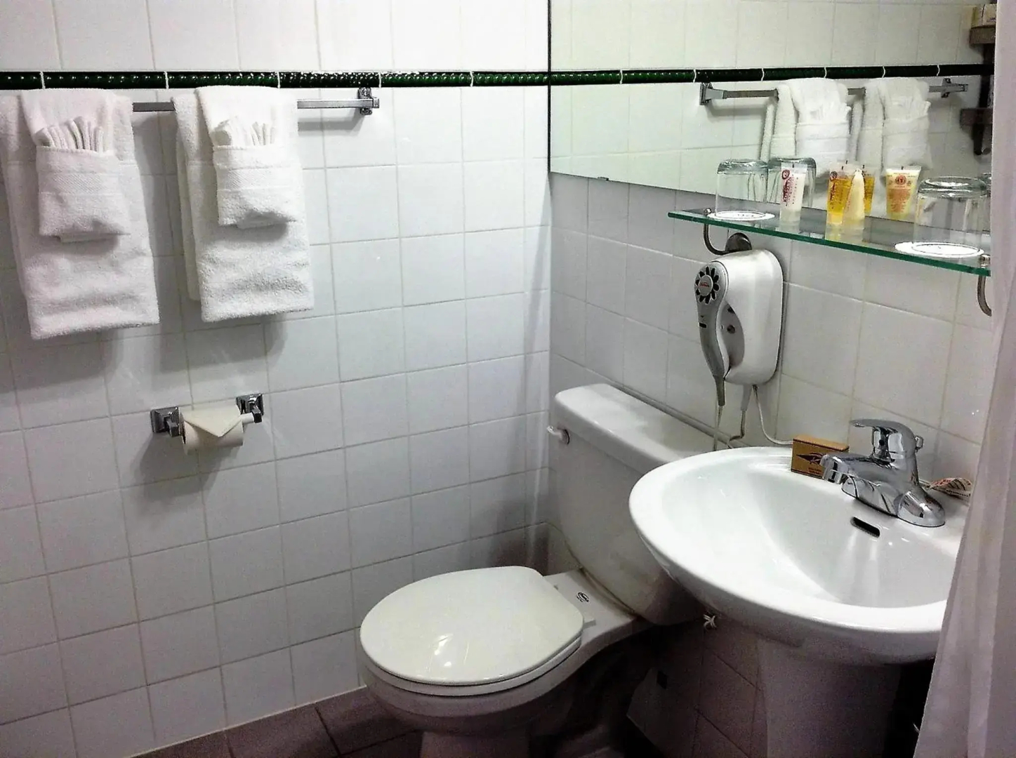 Rosslyn Inn and Suites
