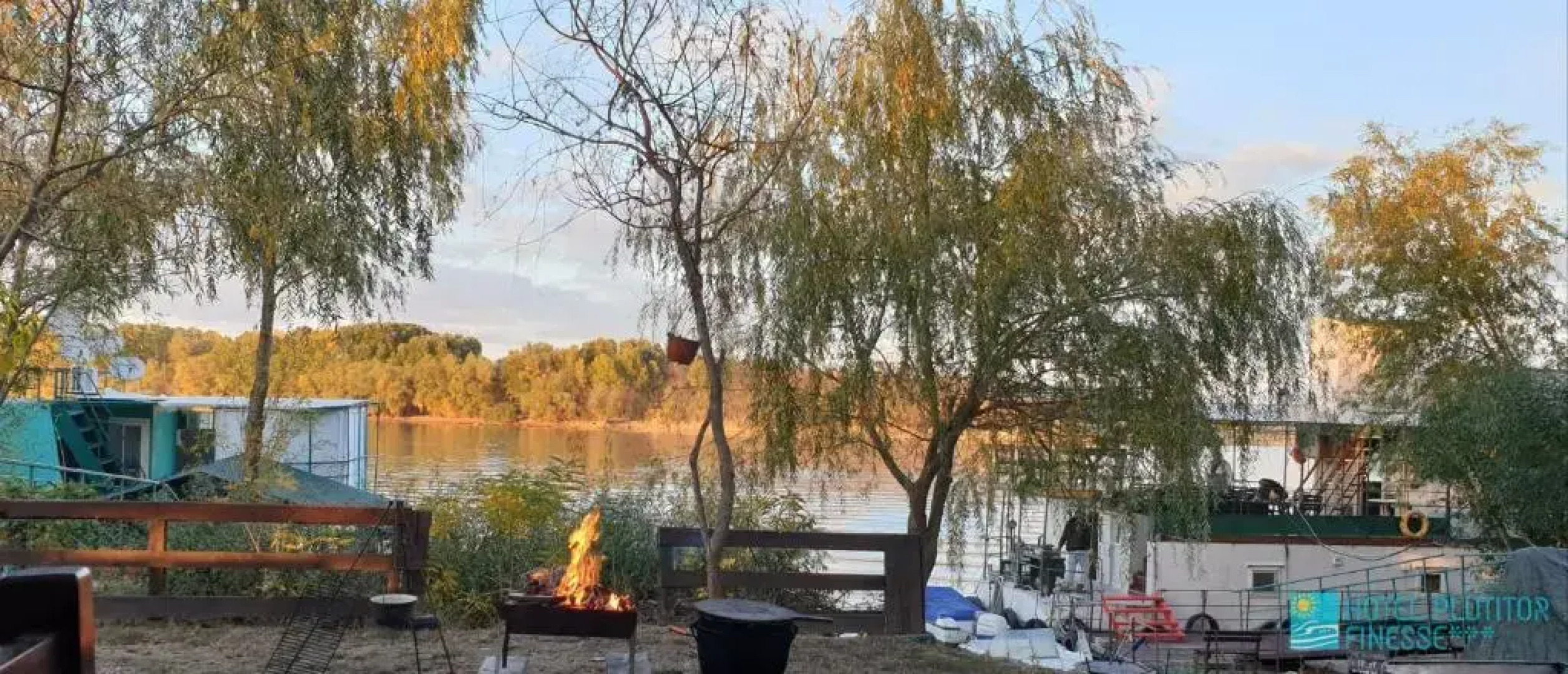 Hotel Plutitor Delta Ways