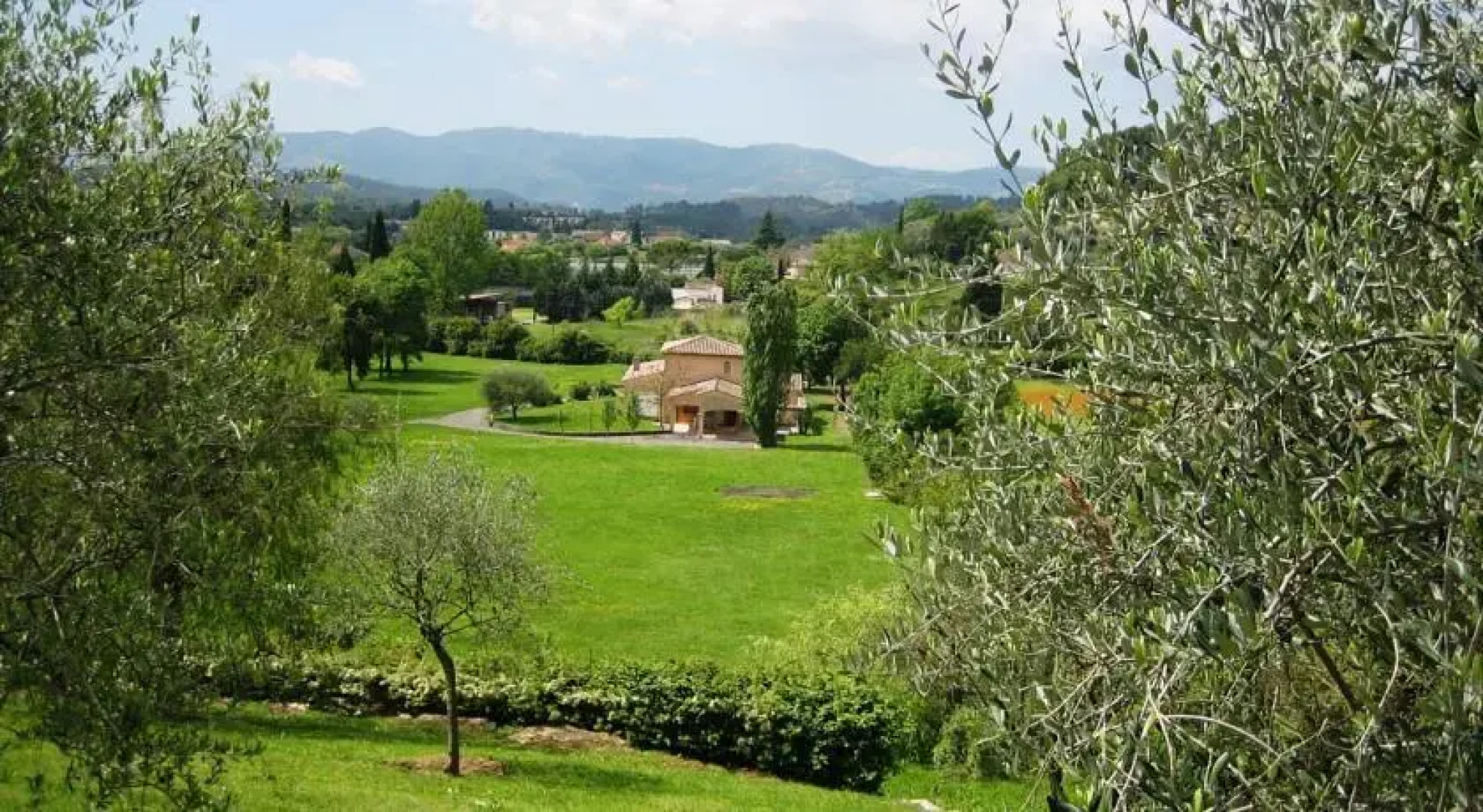 Lumineuse Villa avec Piscine à Grasse