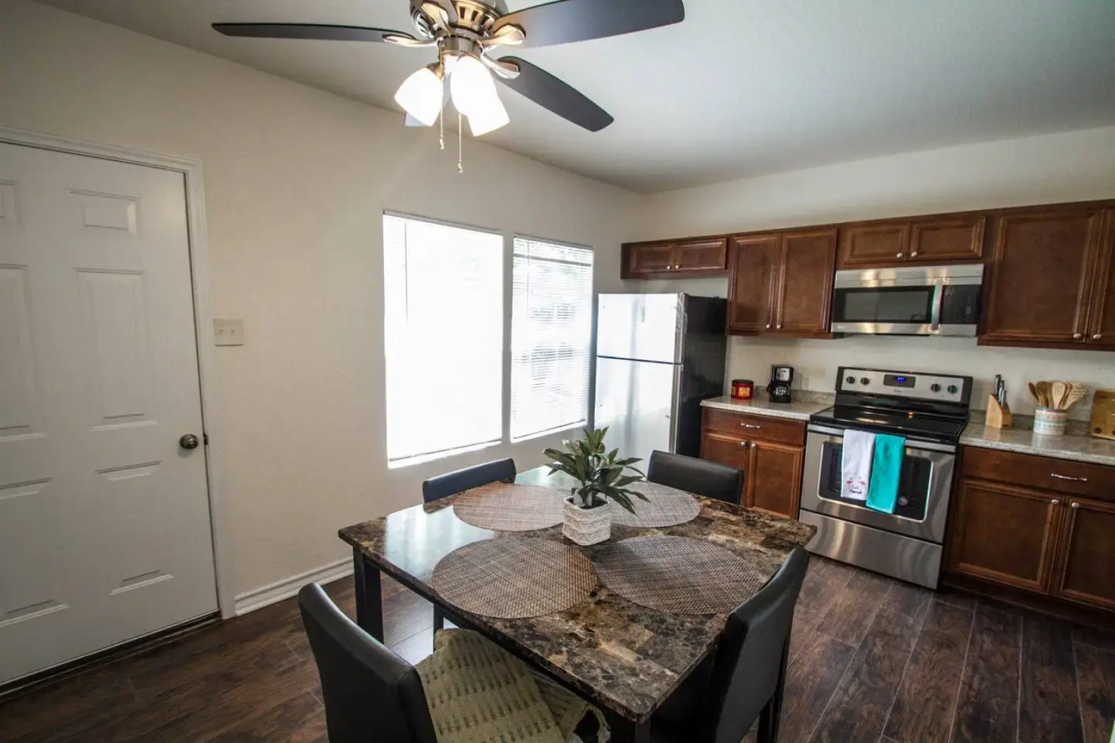 Cozy Remodeled 2BR/2BA Near Downtown Sleeps 8