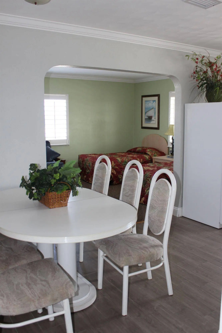 Shoreline Suites & Cabana Cottages