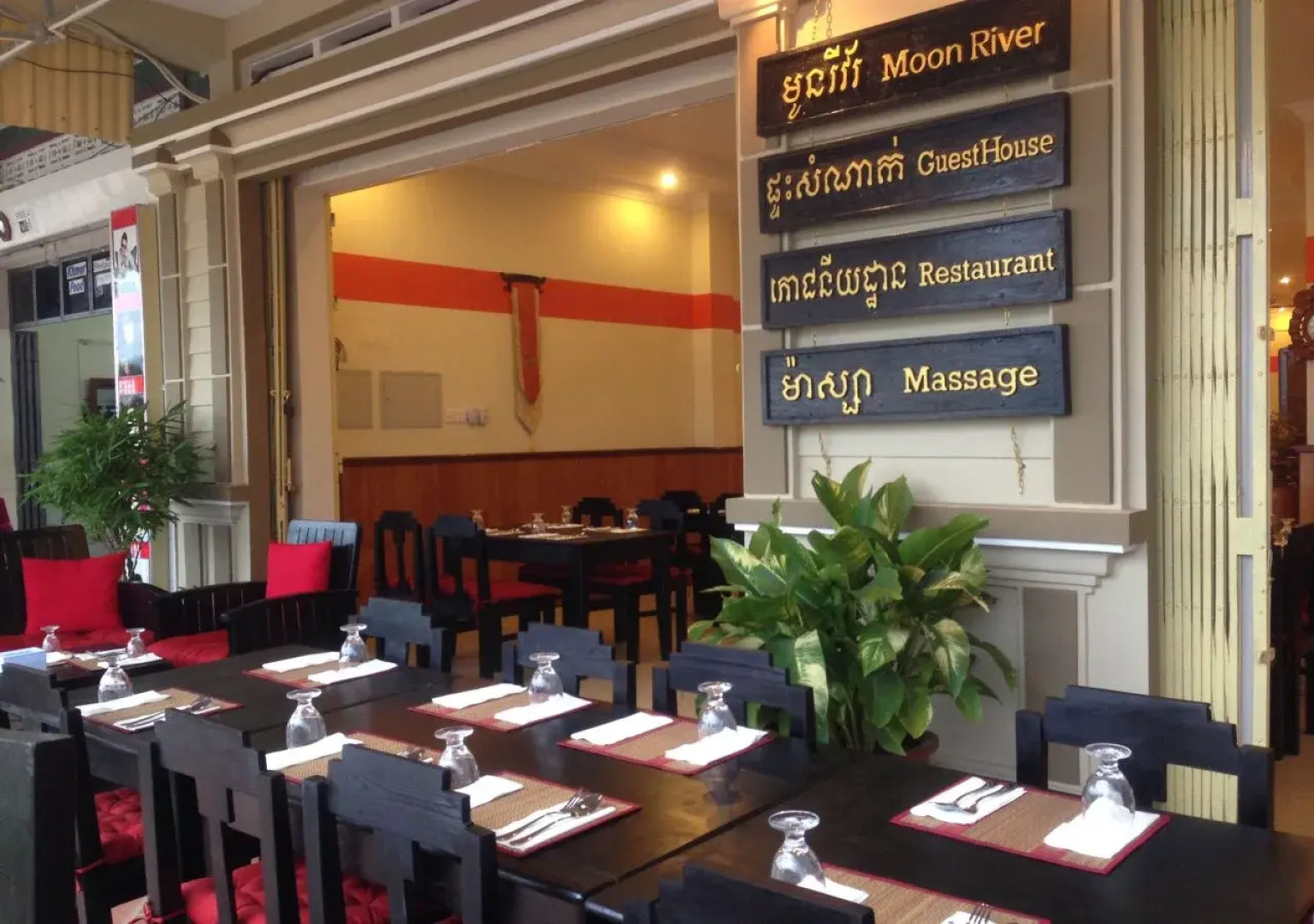 Moon River Guesthouse & Restaurant