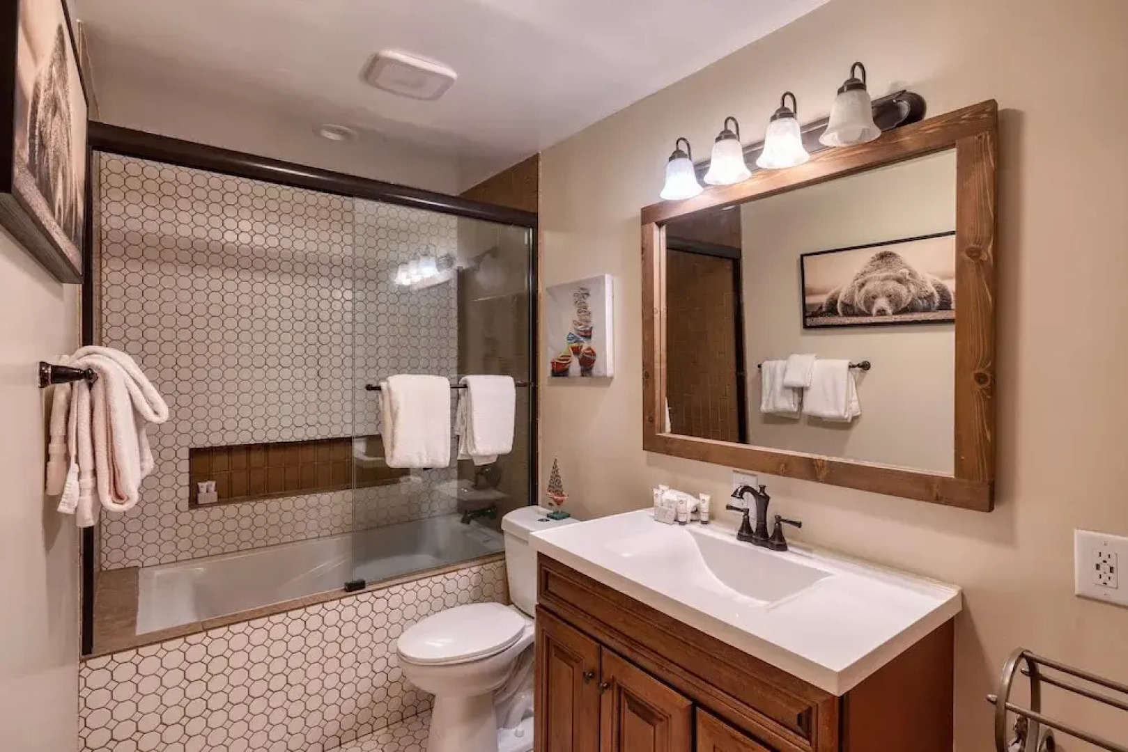 5BR 4BA Lake View Cabin by RedAwning