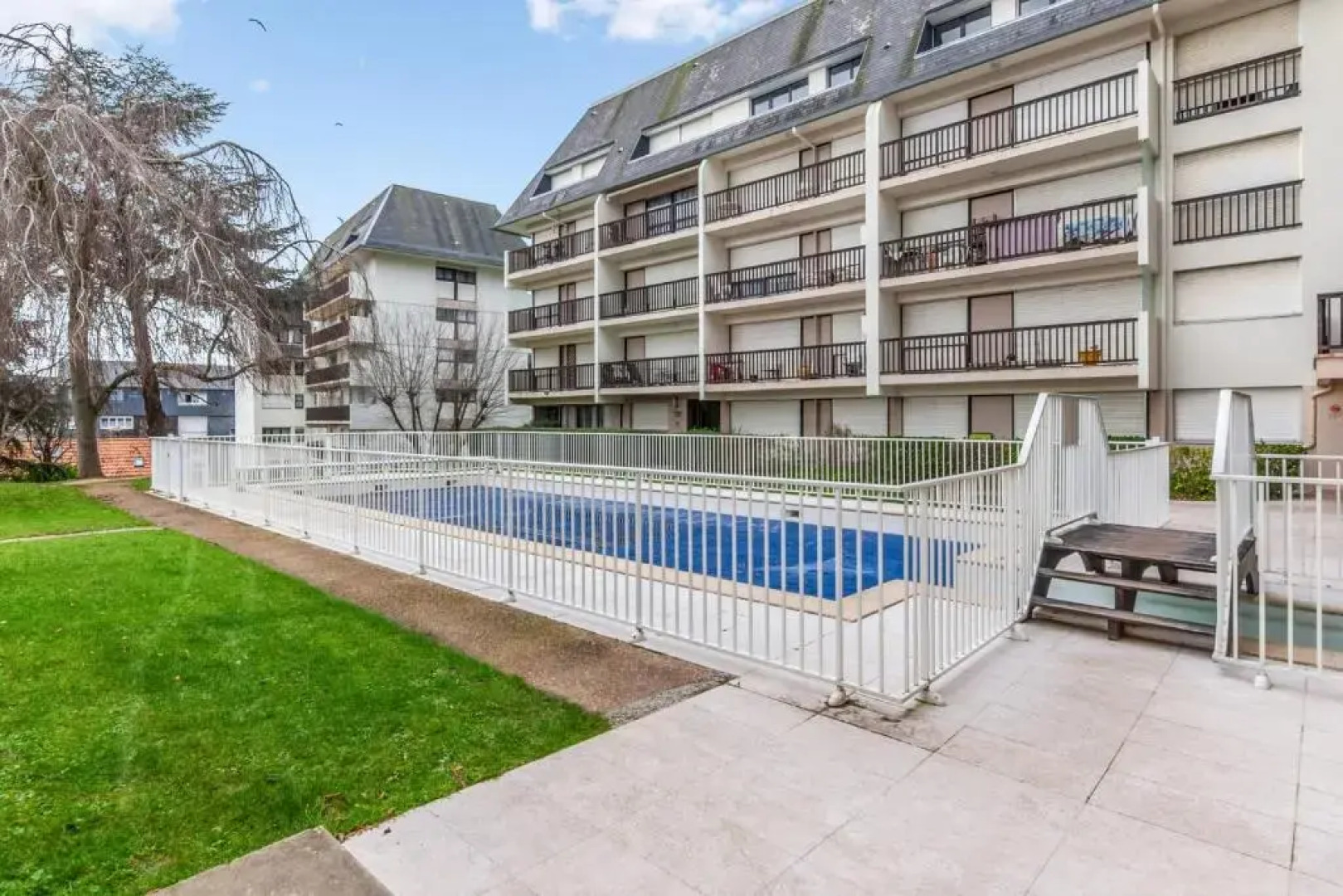 Charming 1br with balcony & pool nearby Trouville-sur-Mer station - Welkeys