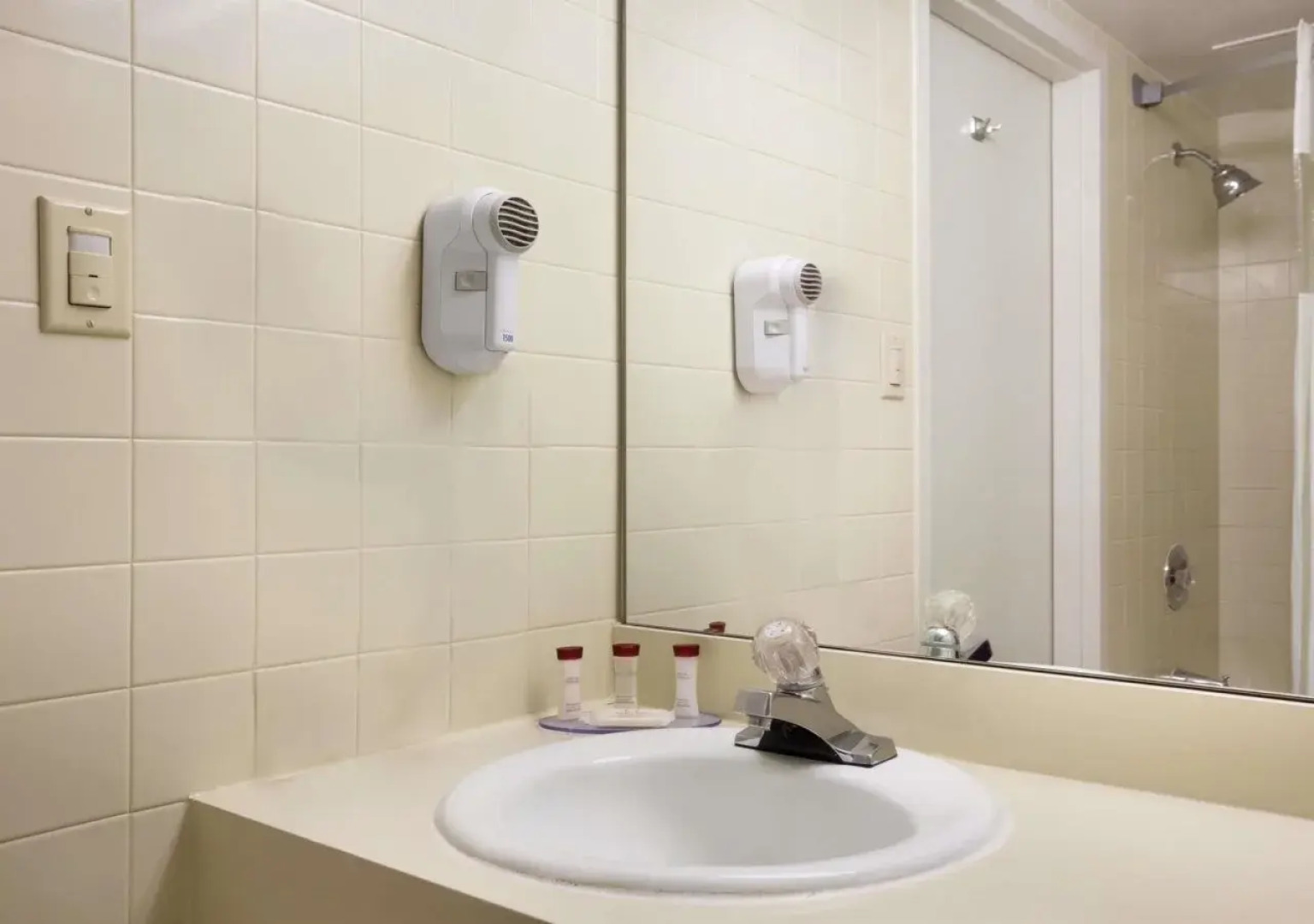 Days Inn & Suites by Wyndham Elyria