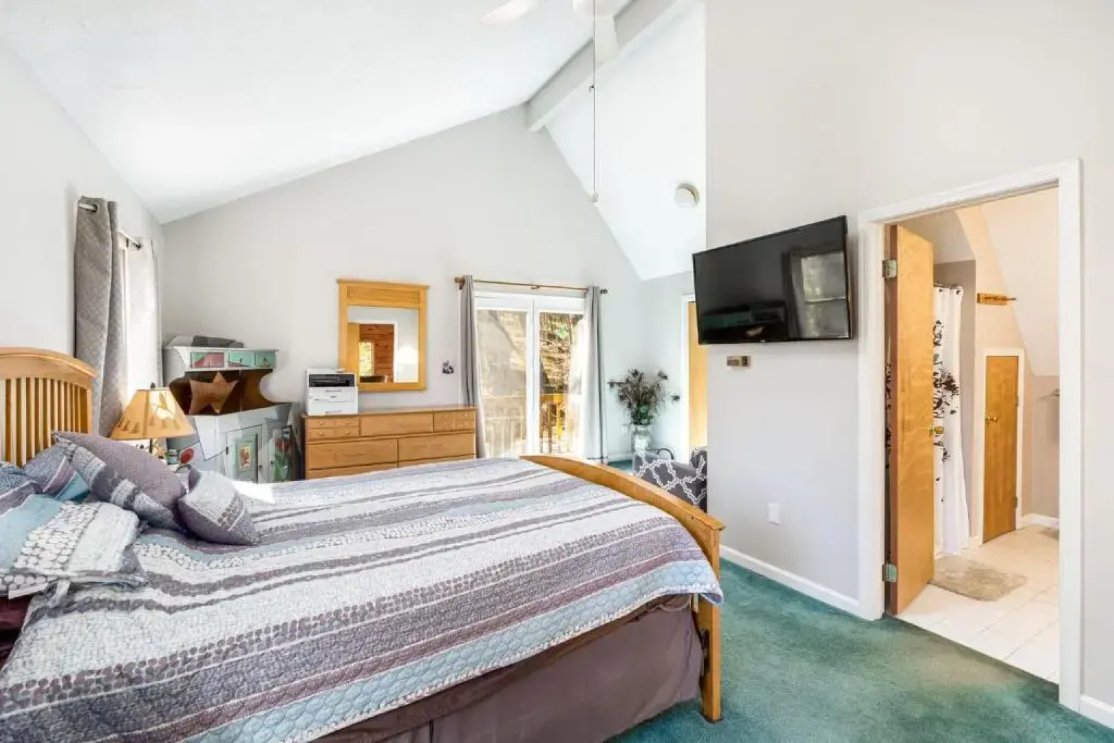 Private Creek, Hot Tub, Huge Deck at Chalet Cabin