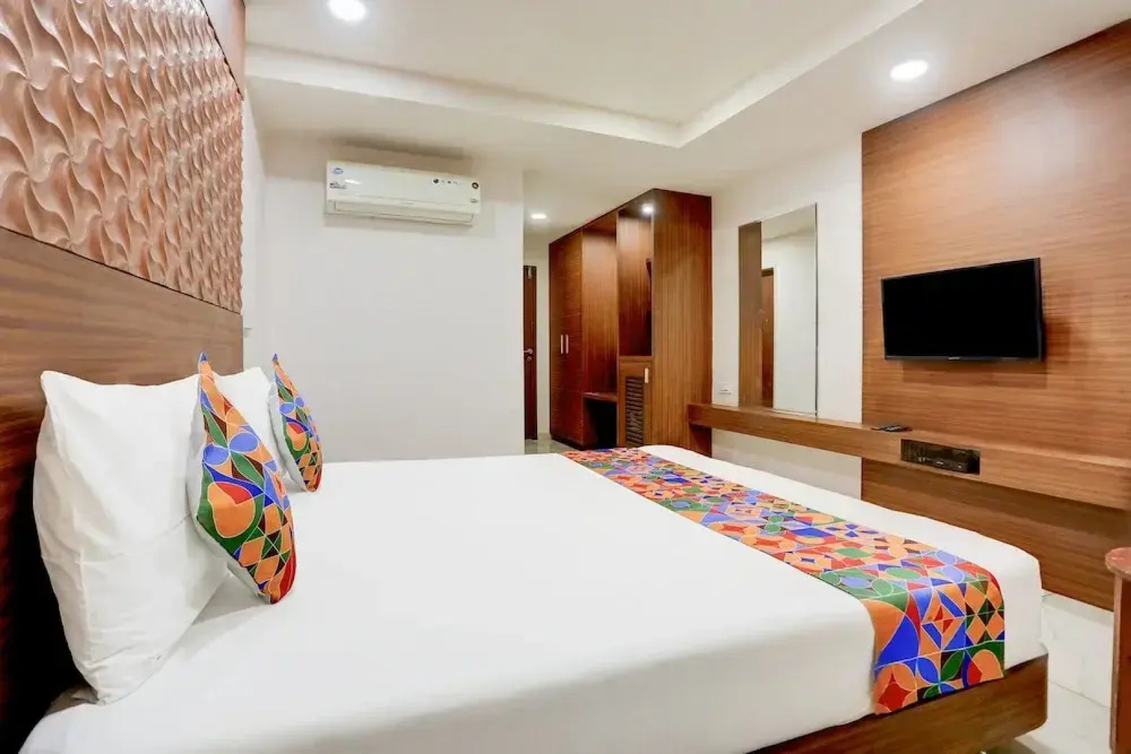Hotel Simran Raghuveer Para by OYO Rooms